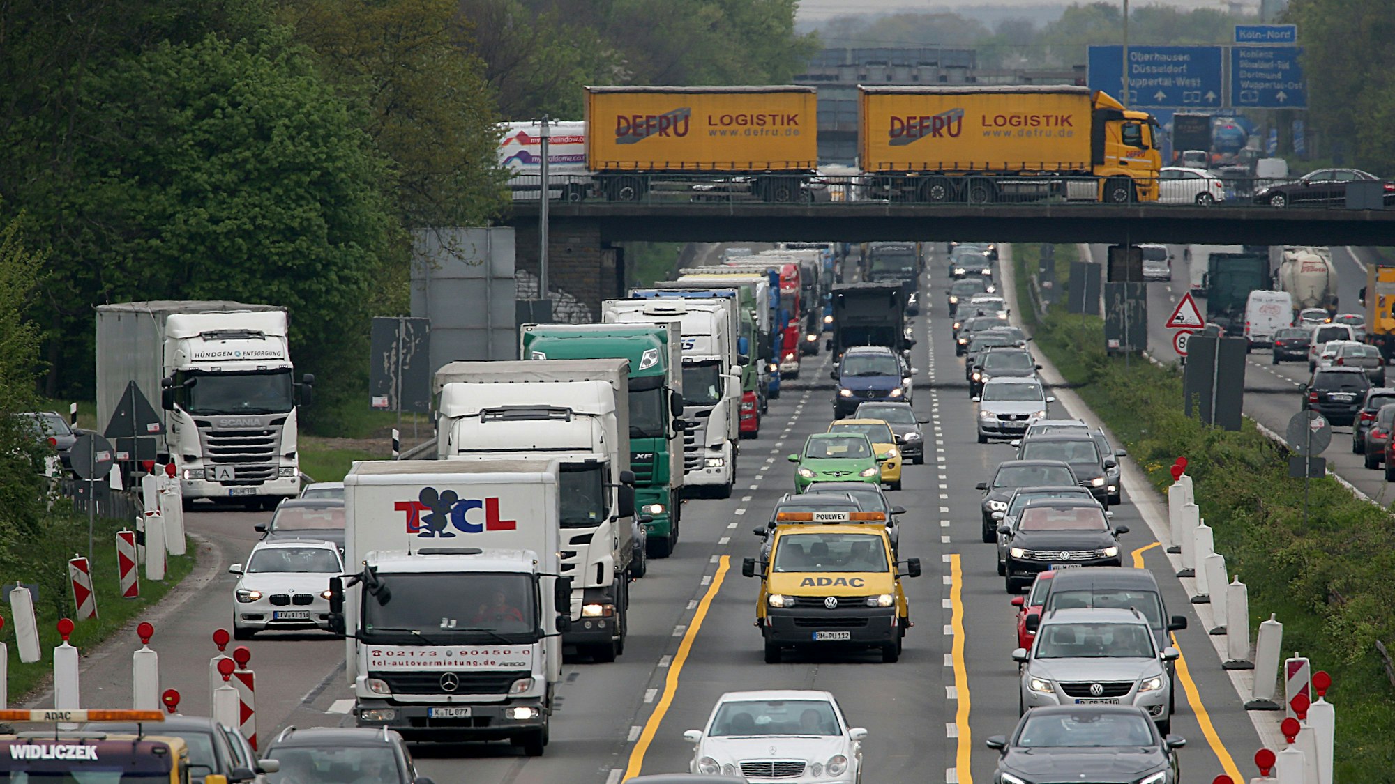 Kraftfahrzeuge stehen am 10.04.2017 in Köln auf der A3 auf dem Kölner Ring an einer Baustelle im Stau.
