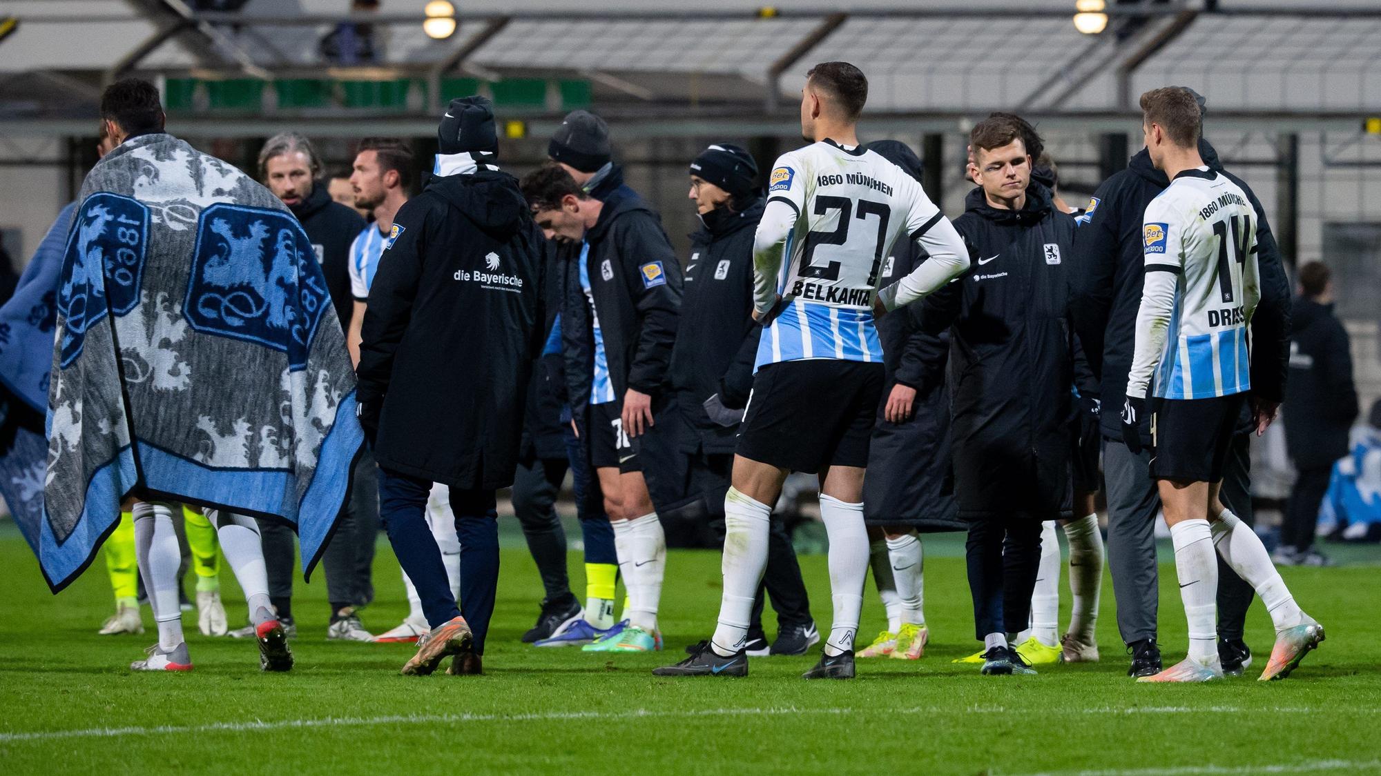 Die Spieler von 1860 München stehen nach dem Spiel auf dem Platz.