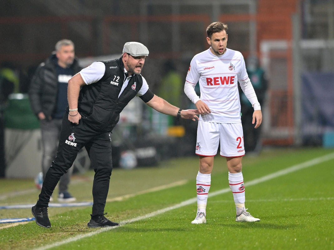 Kölns Trainer Steffen Baumgart gibt Louis Schaub (r) Anweisungen.