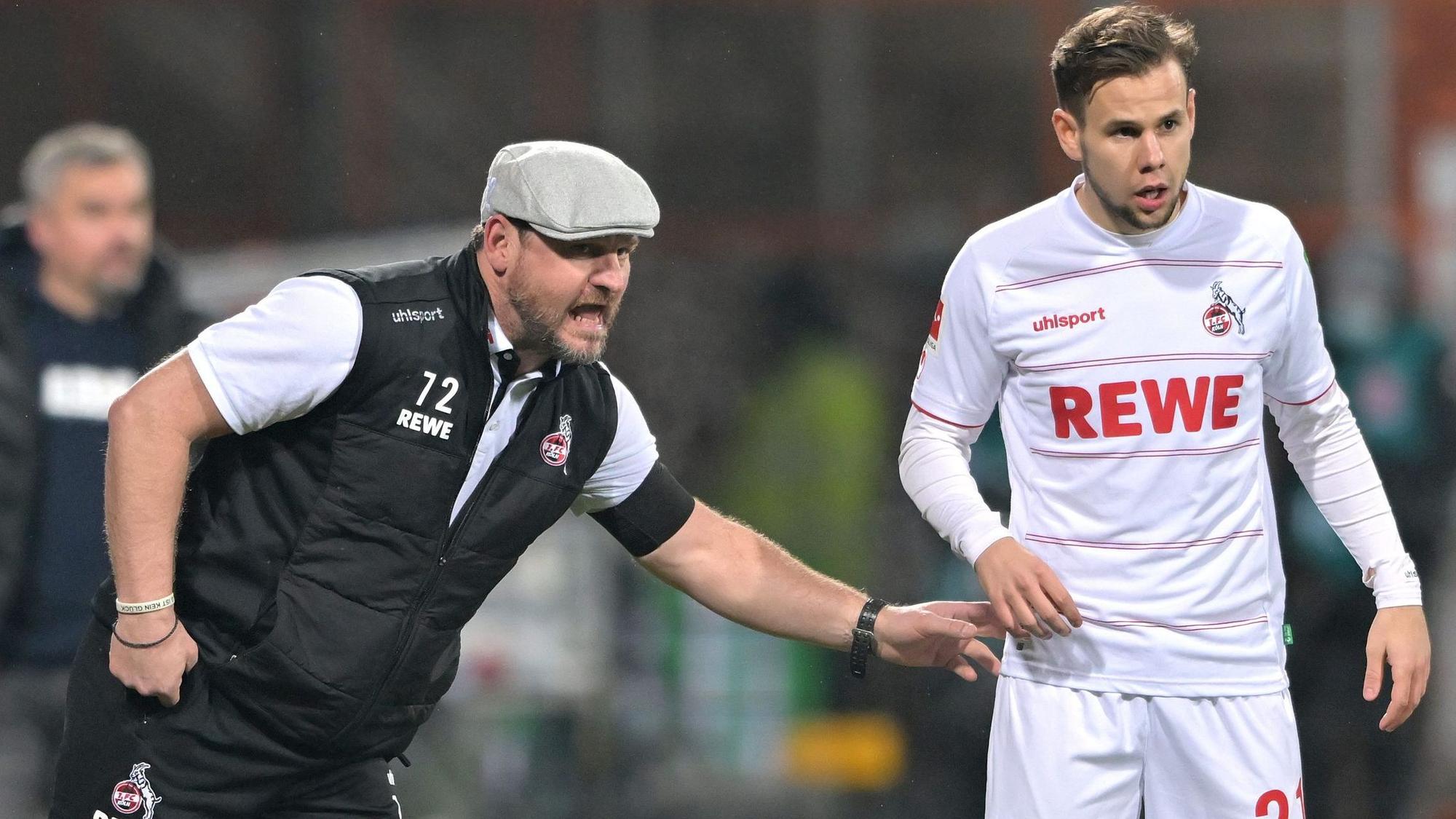 Kölns Trainer Steffen Baumgart gibt Louis Schaub (r) Anweisungen.