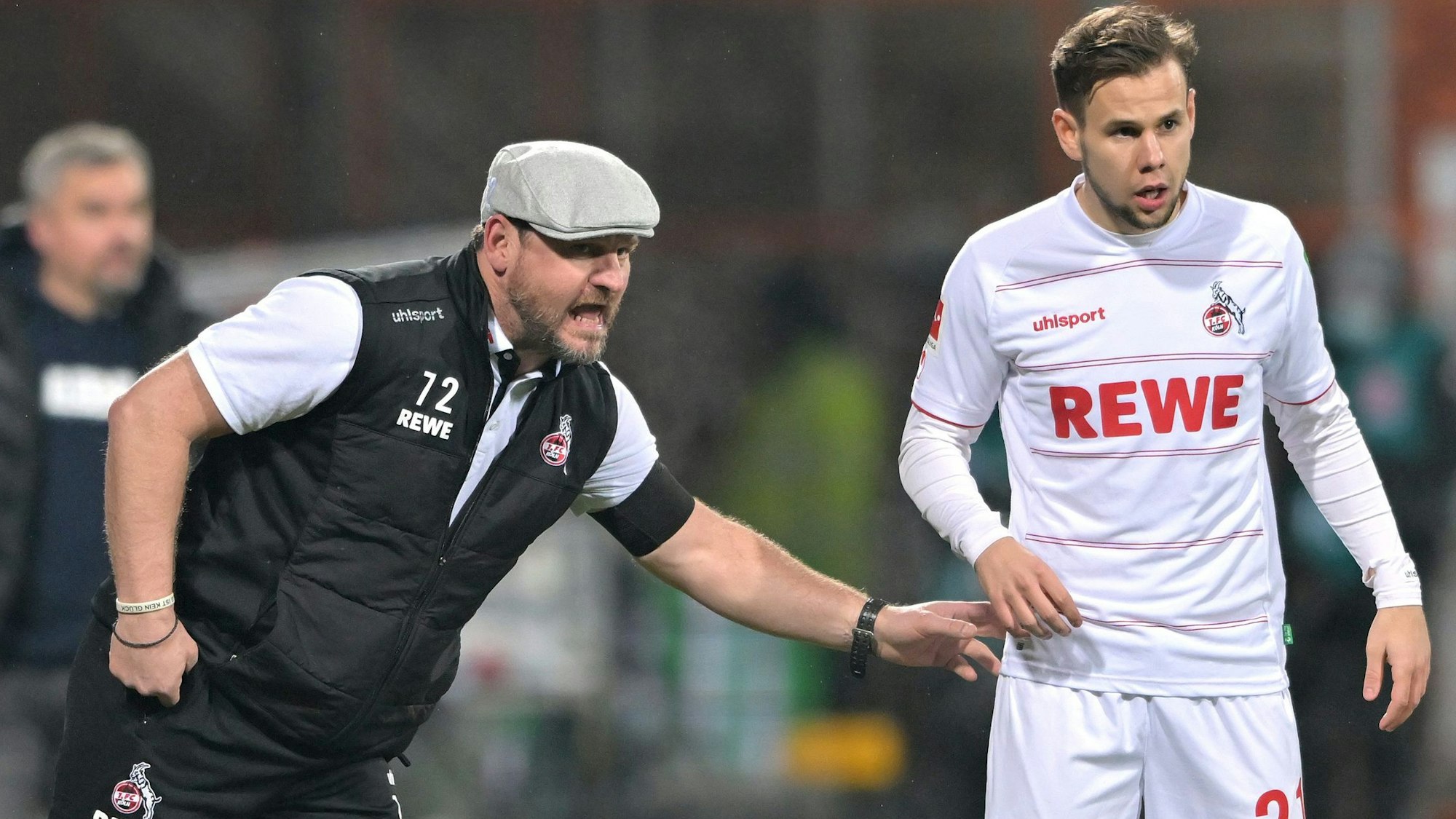 Kölns Trainer Steffen Baumgart gibt Louis Schaub (r) Anweisungen.
