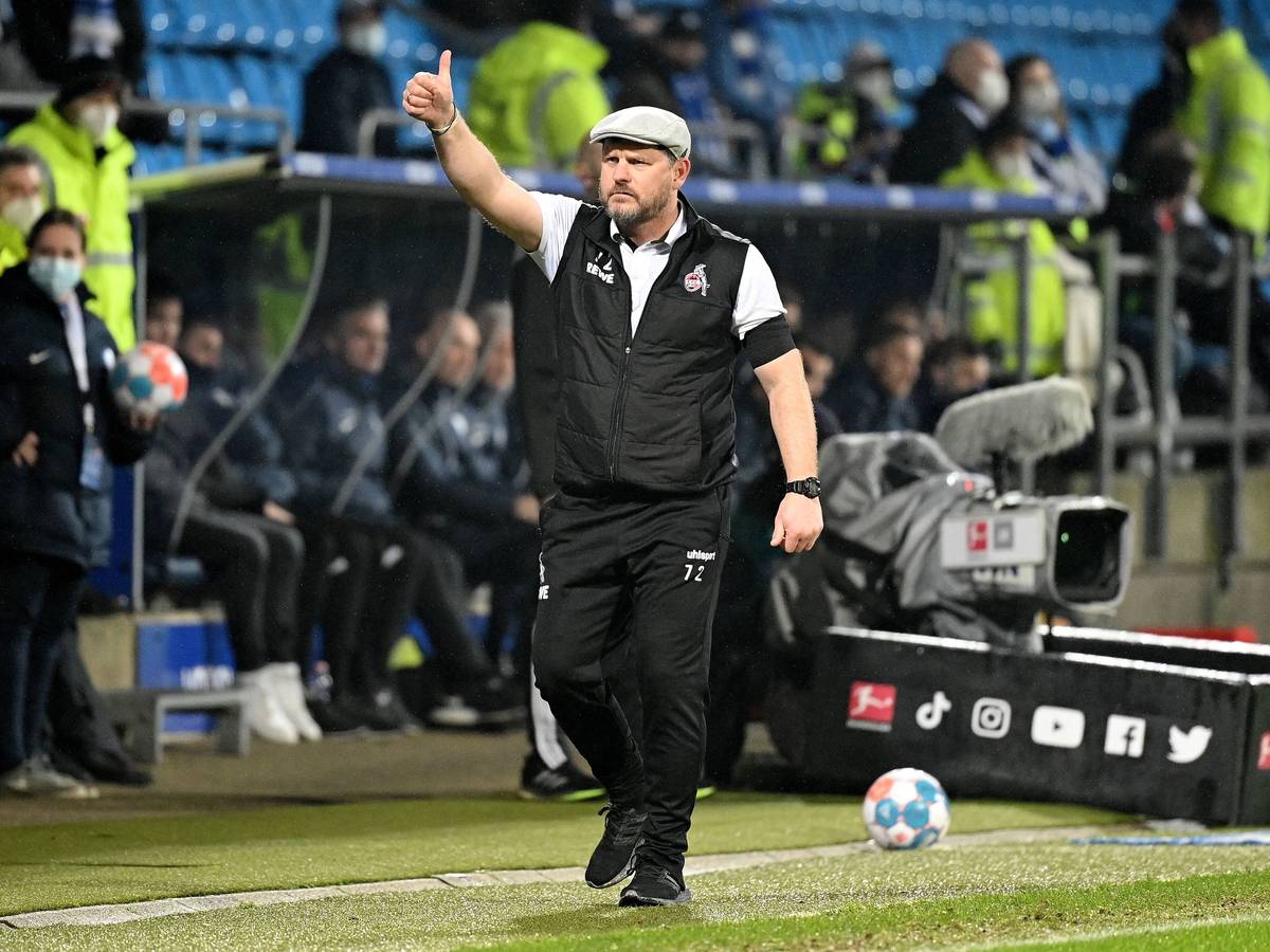 Daumen hoch von Steffen Baumgart während des Spiels des 1. FC Köln beim VfL Bochum.