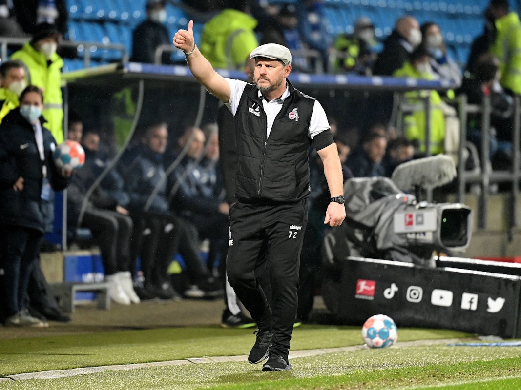 Daumen hoch von Steffen Baumgart während des Spiels des 1. FC Köln beim VfL Bochum.