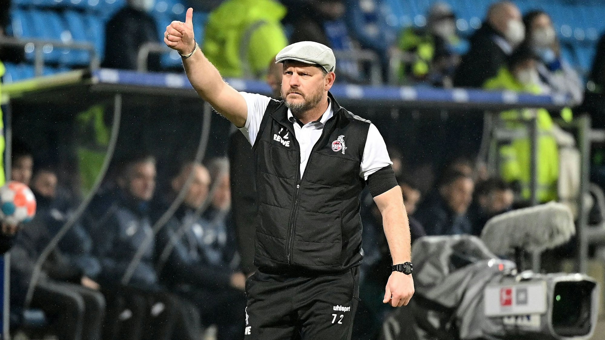 Daumen hoch von Steffen Baumgart während des Spiels des 1. FC Köln beim VfL Bochum.