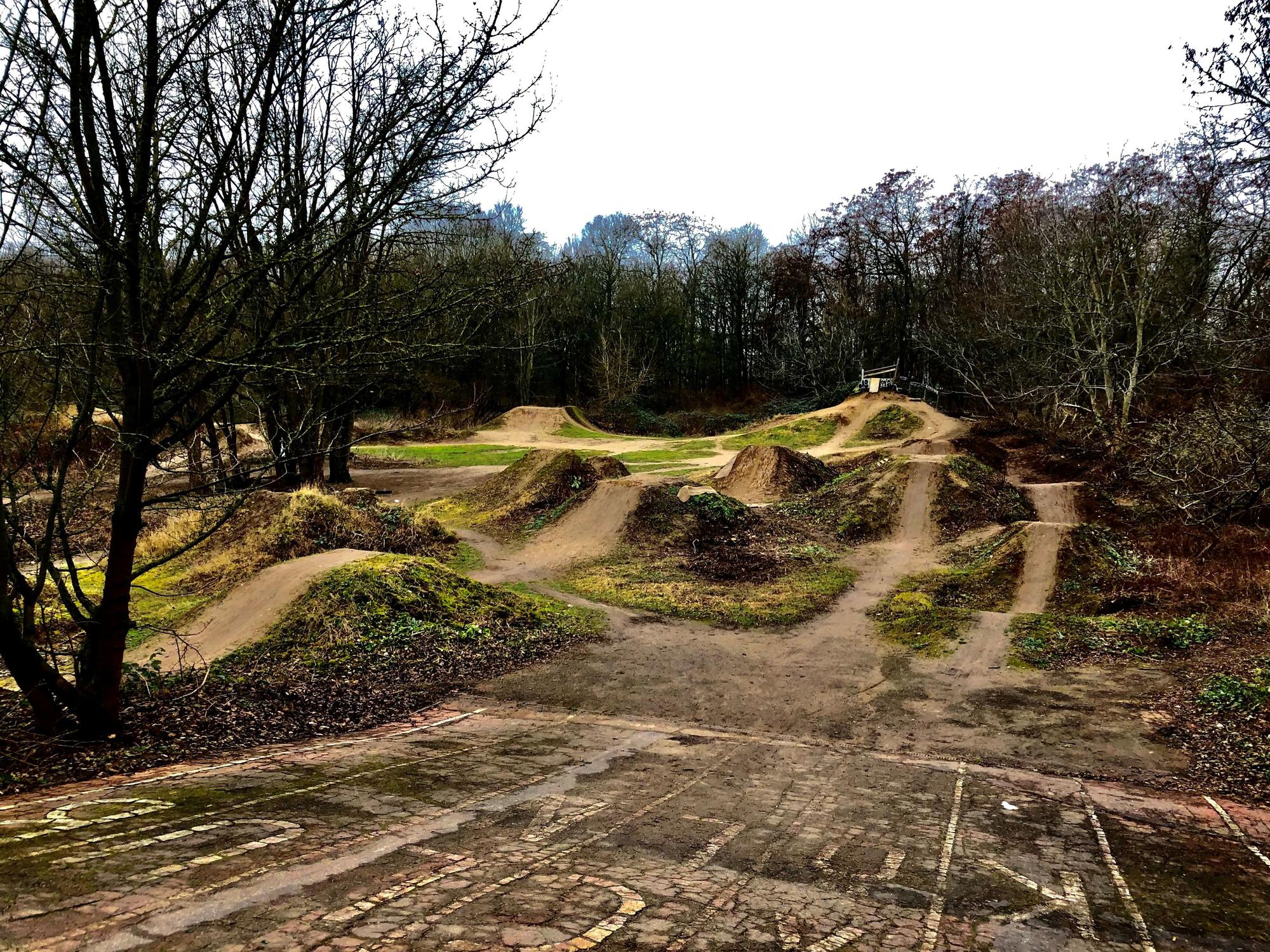 Die BMX-Strecke in Köln-Vogelsang wird auch heute noch von einigen mutigen Radfahrern genutzt.