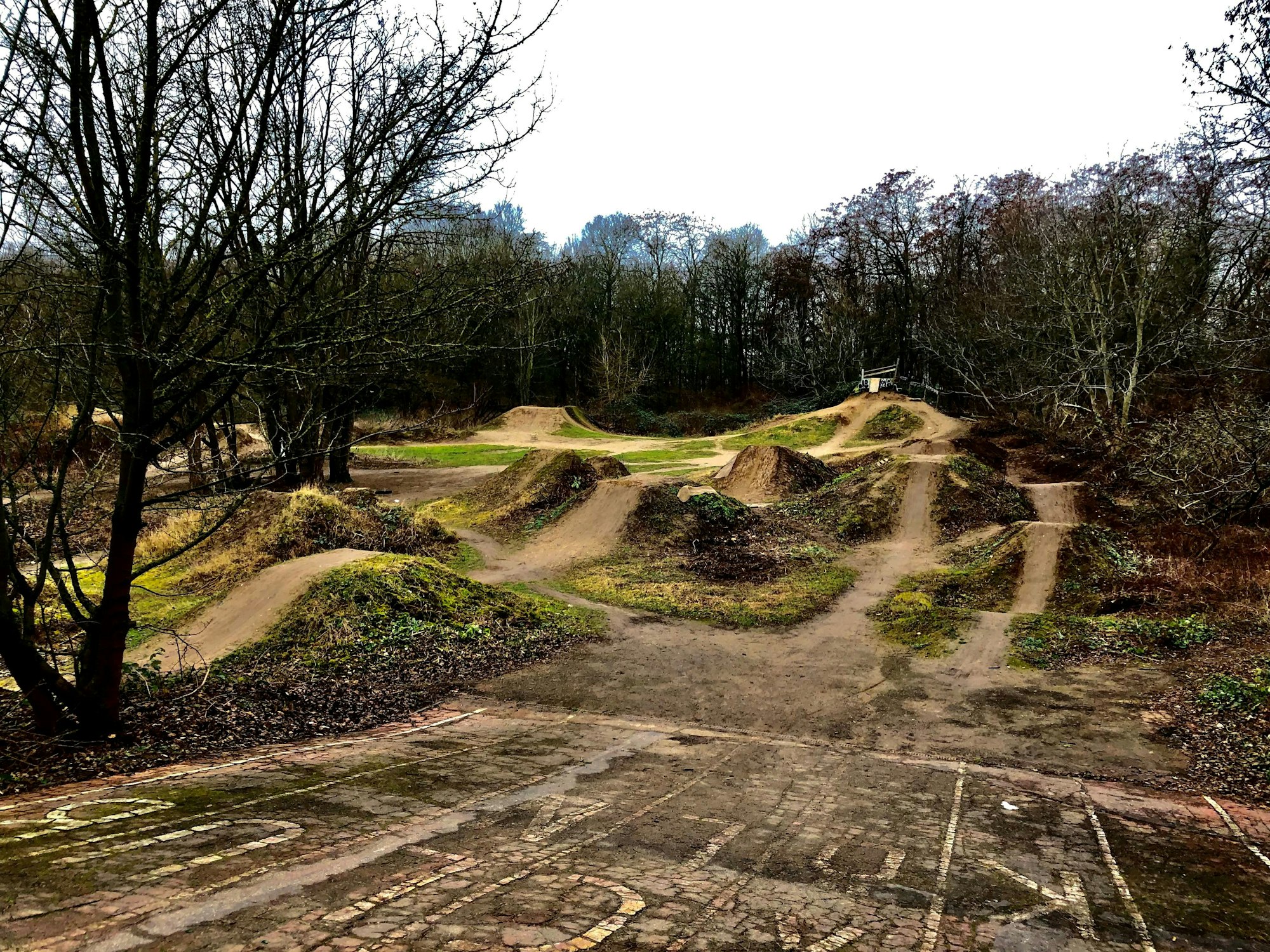 Die BMX-Strecke in Köln-Vogelsang wird auch heute noch von einigen mutigen Radfahrern genutzt.