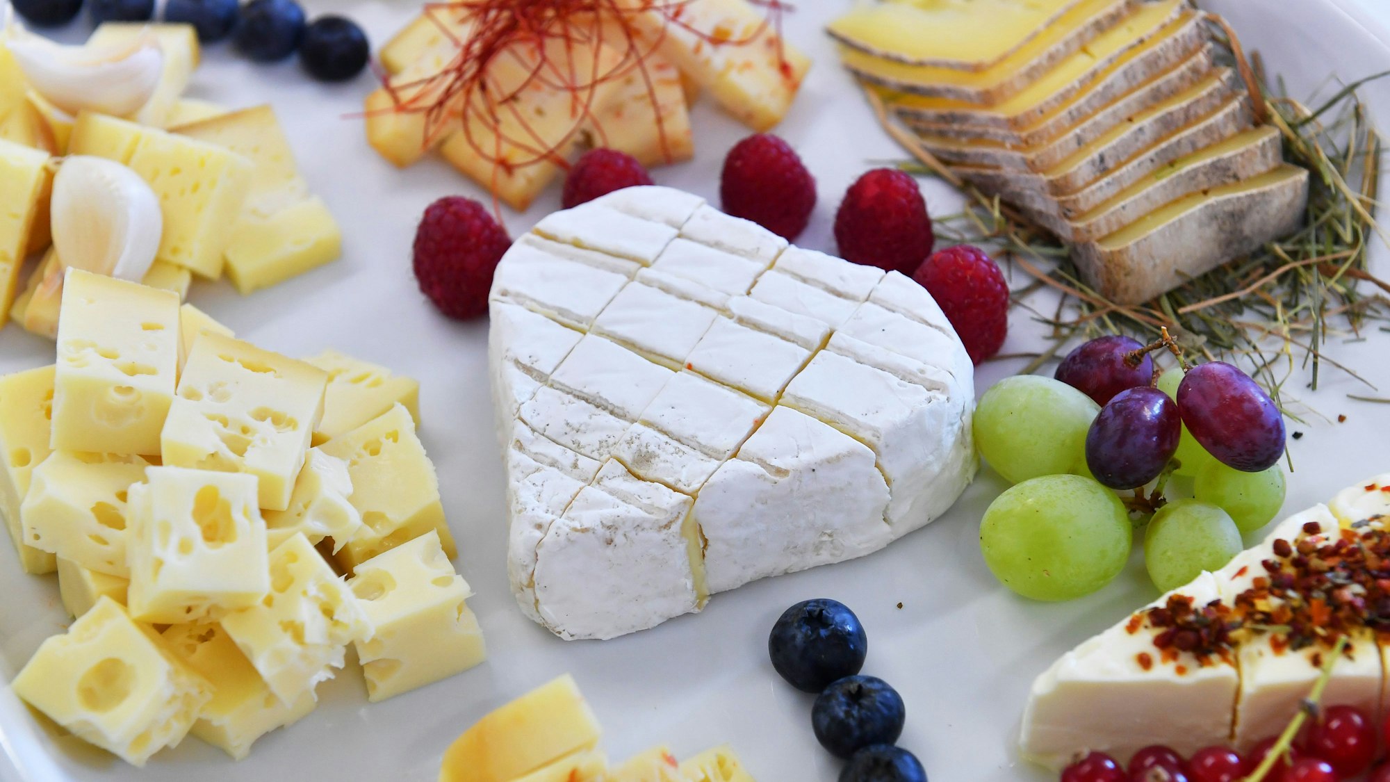 Rückruf: Käse ist aktuell betroffen - darin wurden schädliche Darmbakterien gefunden. Unser Symbolbild ist 2018 gemacht worden.