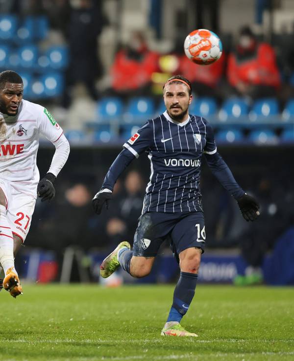Anthony Modeste trifft umringt von Bochums Bella Kotchap und Stafylidis zum 2:1 für den 1. FC Köln.