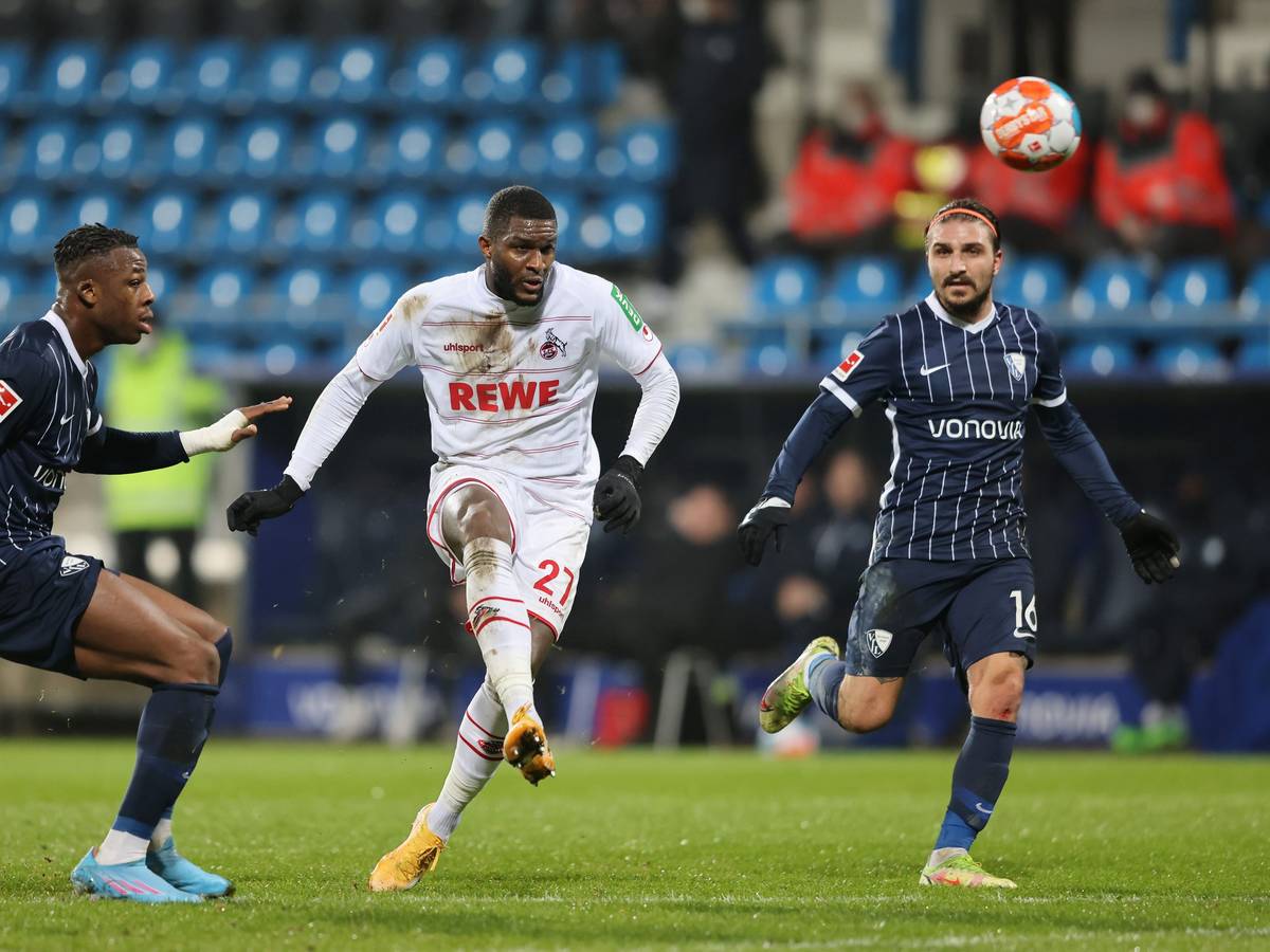Anthony Modeste trifft umringt von Bochums Bella Kotchap und Stafylidis zum 2:1 für den 1. FC Köln.