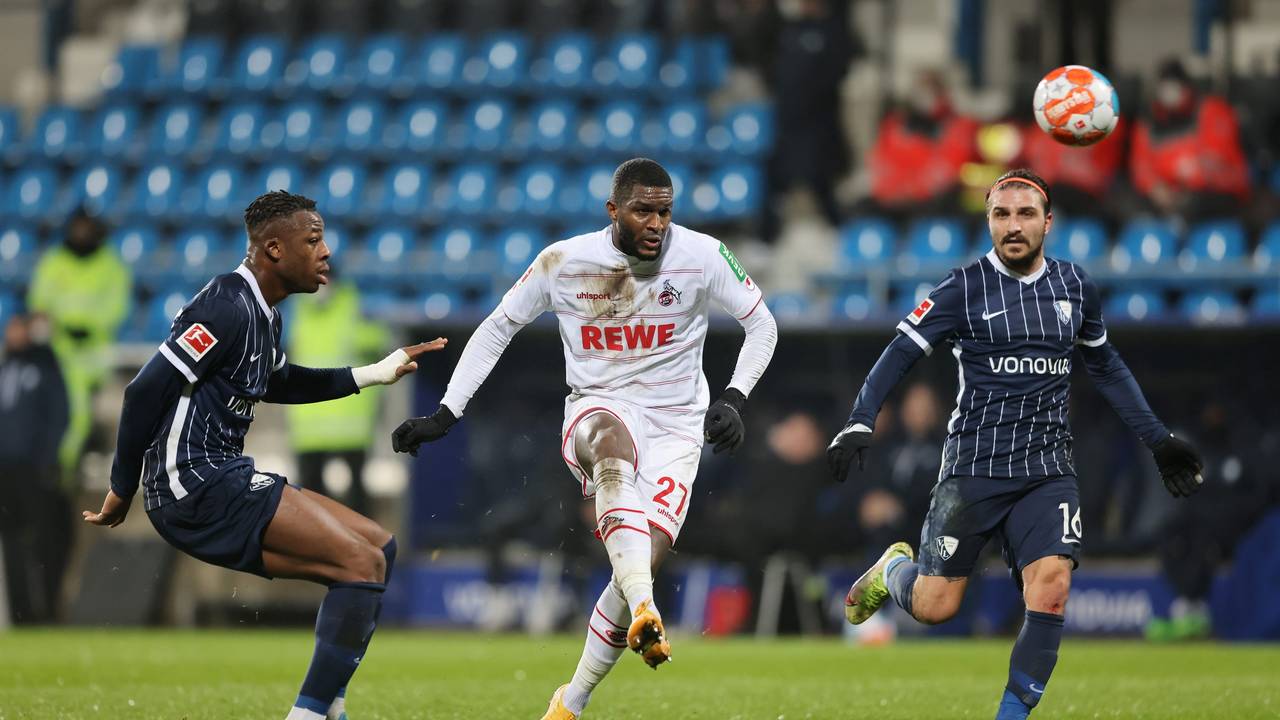 Anthony Modeste trifft umringt von Bochums Bella Kotchap und Stafylidis zum 2:1 für den 1. FC Köln.