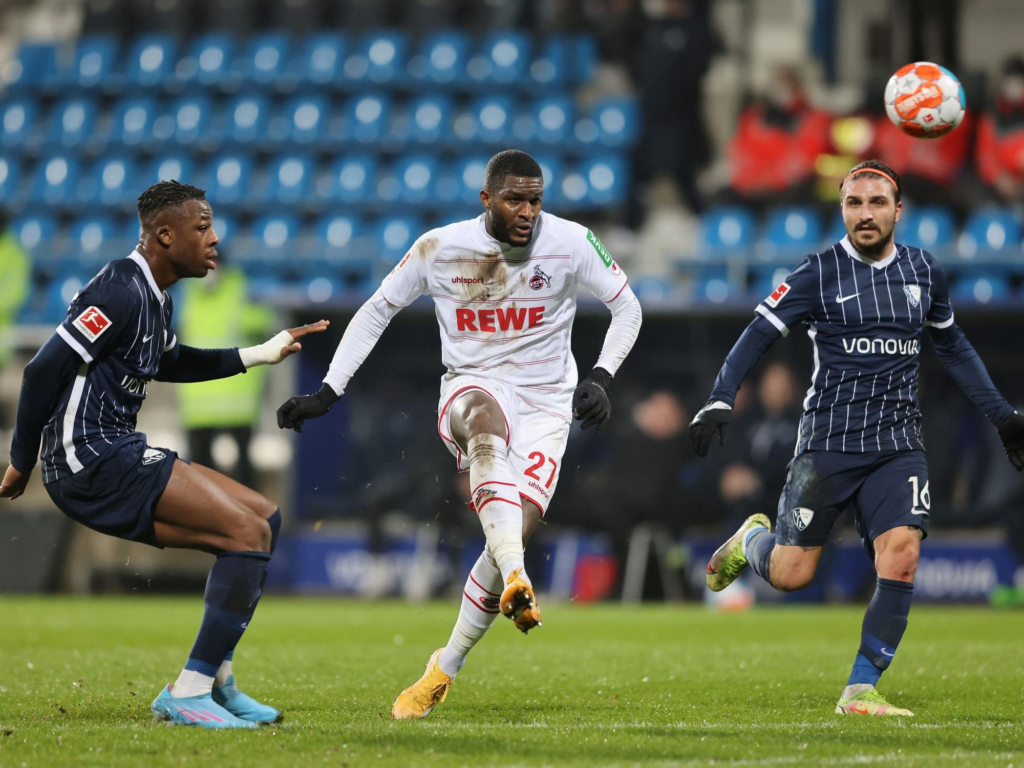 Anthony Modeste trifft umringt von Bochums Bella Kotchap und Stafylidis zum 2:1 für den 1. FC Köln.