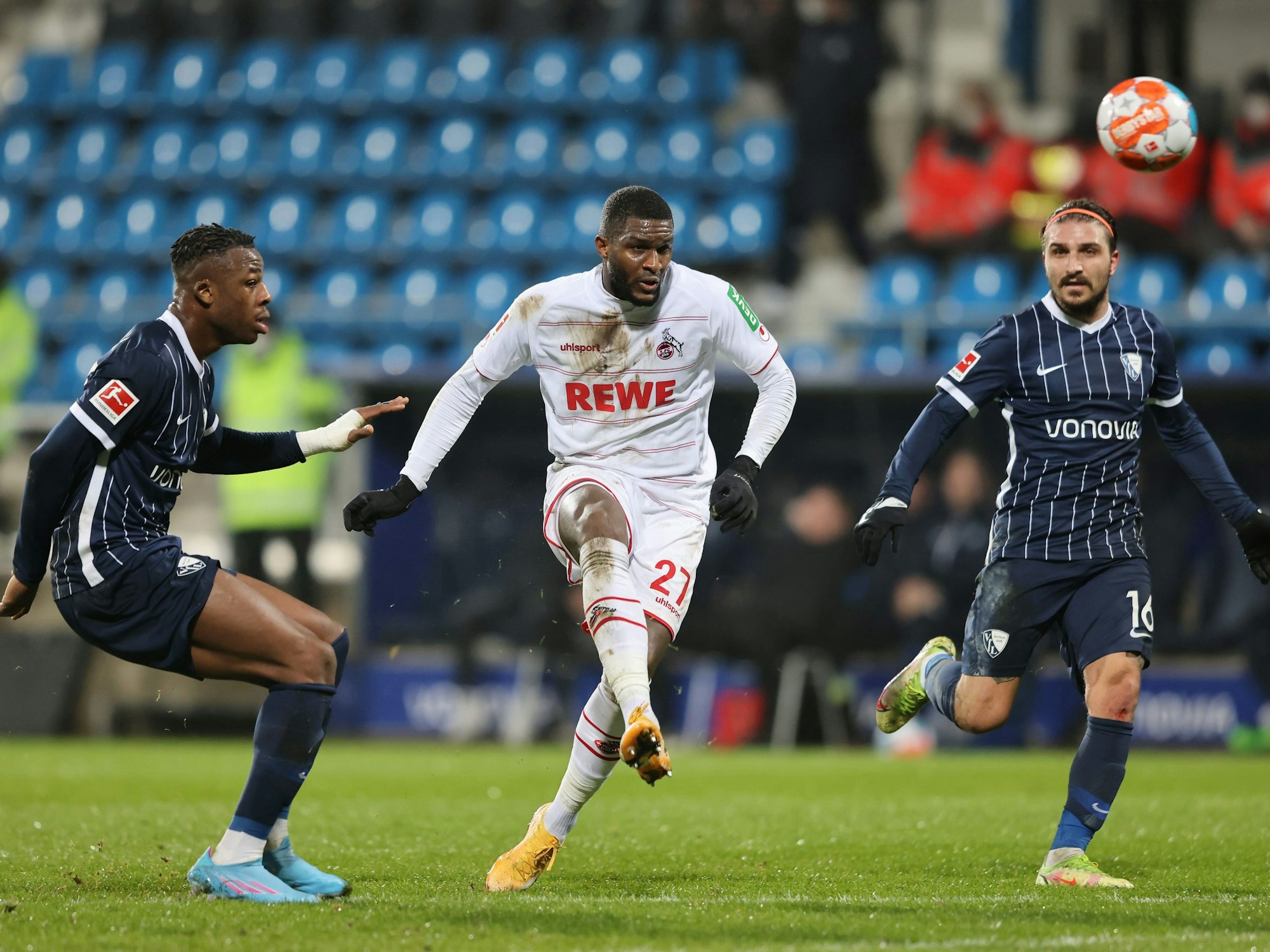 Anthony Modeste trifft umringt von Bochums Bella Kotchap und Stafylidis zum 2:1 für den 1. FC Köln.