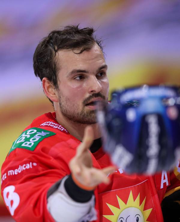 Marco Nowak (DEG) wirft seinen Helm weg.