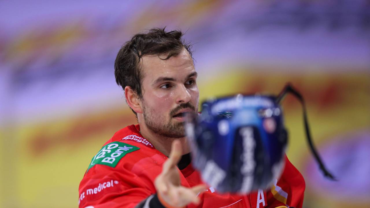 Marco Nowak (DEG) wirft seinen Helm weg.