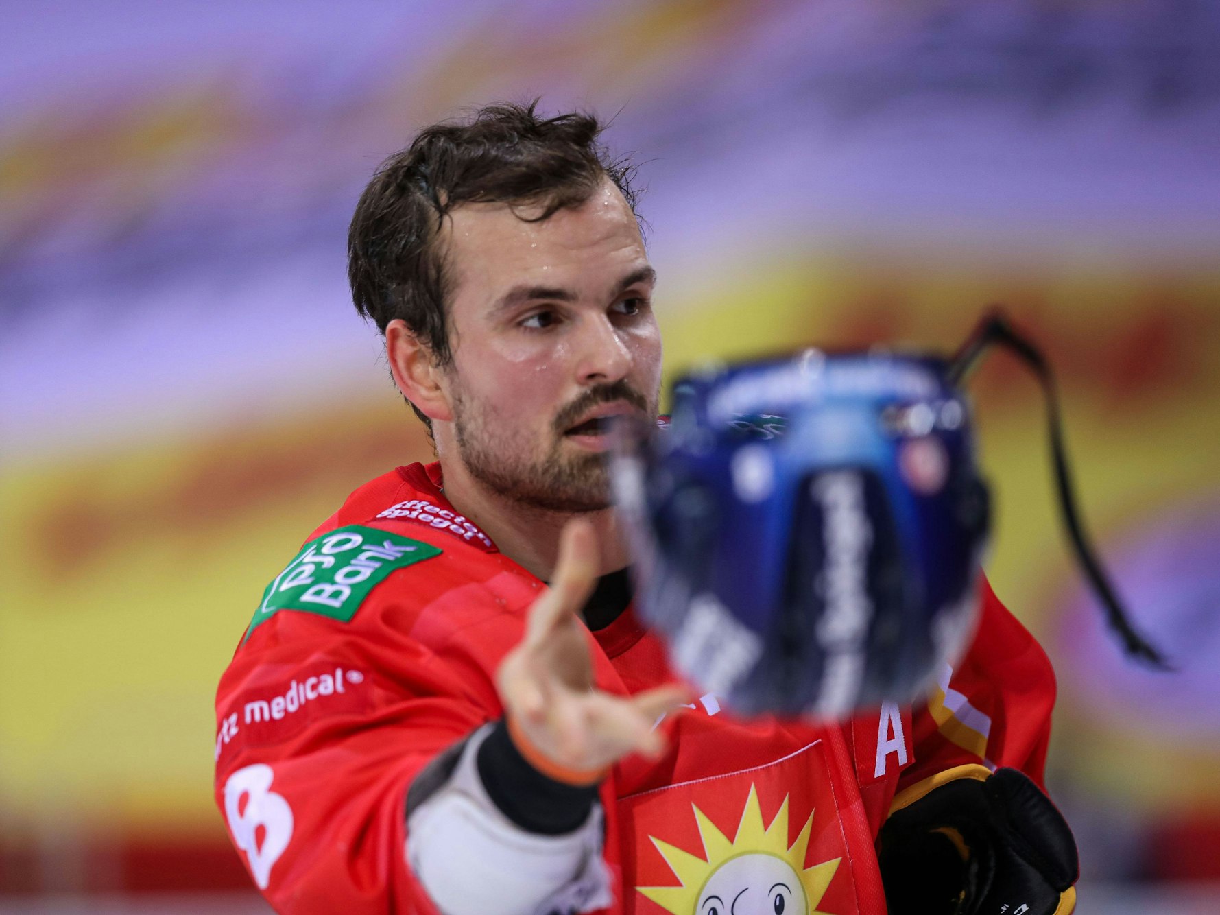 Marco Nowak (DEG) wirft seinen Helm weg.