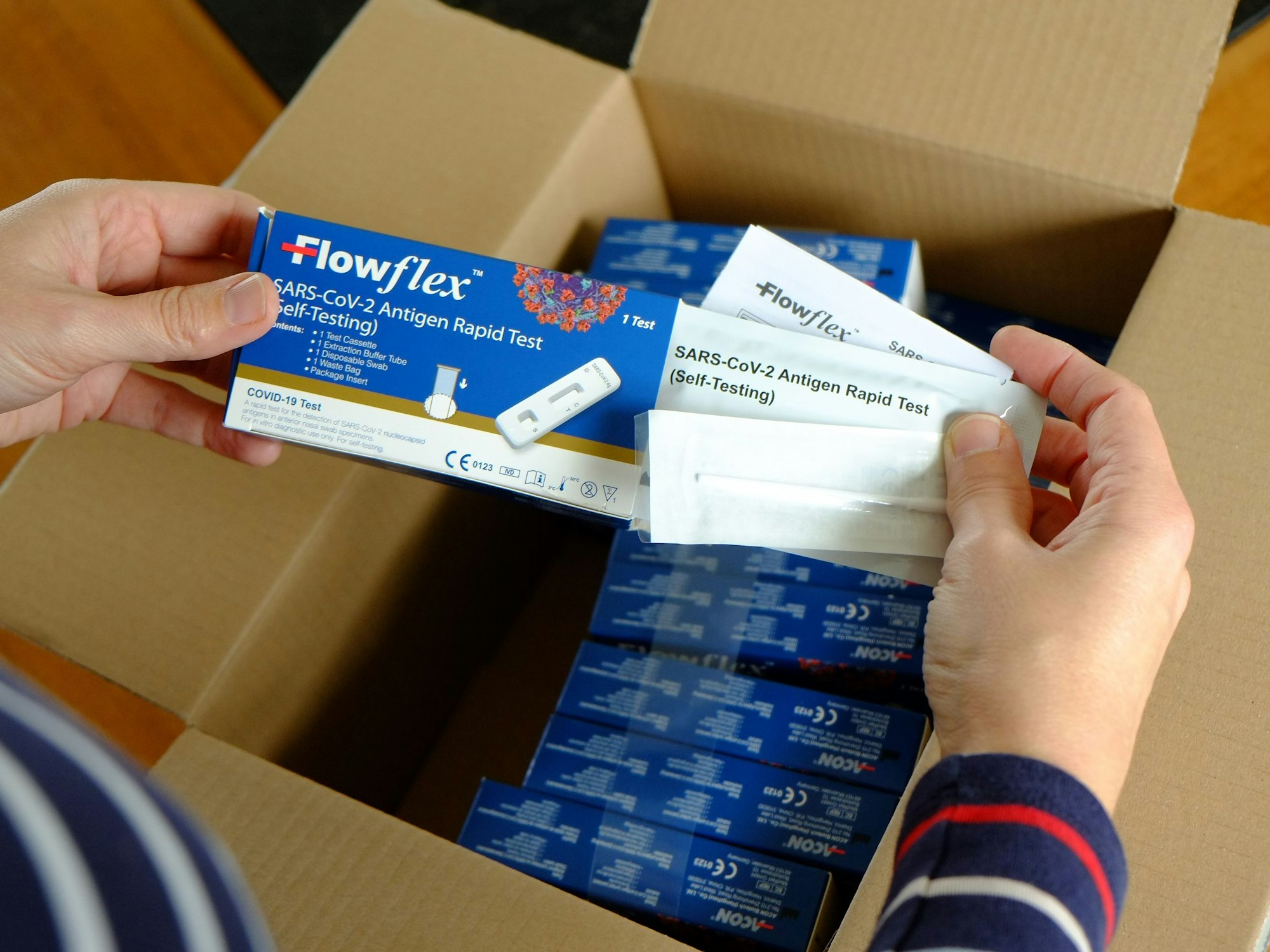 Eine Frau hält einen Corona-Schnelltest in der Hand. Das Symbolbild ist vom 3. Dezember 2021.