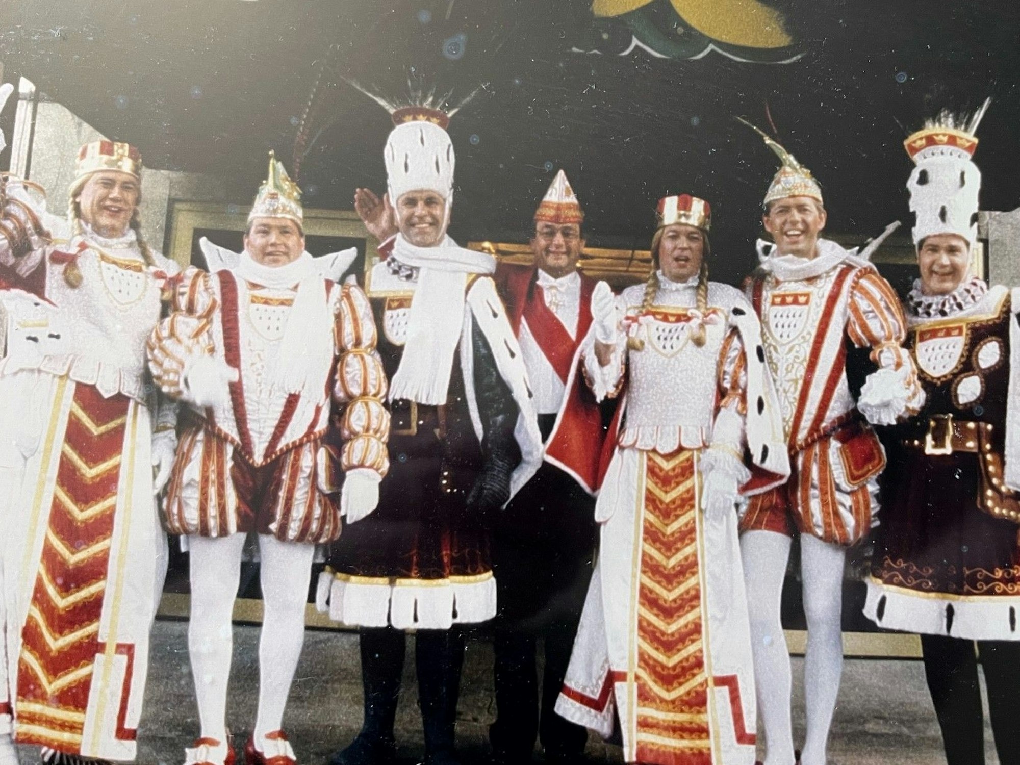 1992 fuhren zwei Kölner Dreigestirne im Zoch mit. 1991 wurde Rosenmontag abgesagt aufgrund der Golfkrise, deshalb entschloss man sich zu dieser Lösung.
