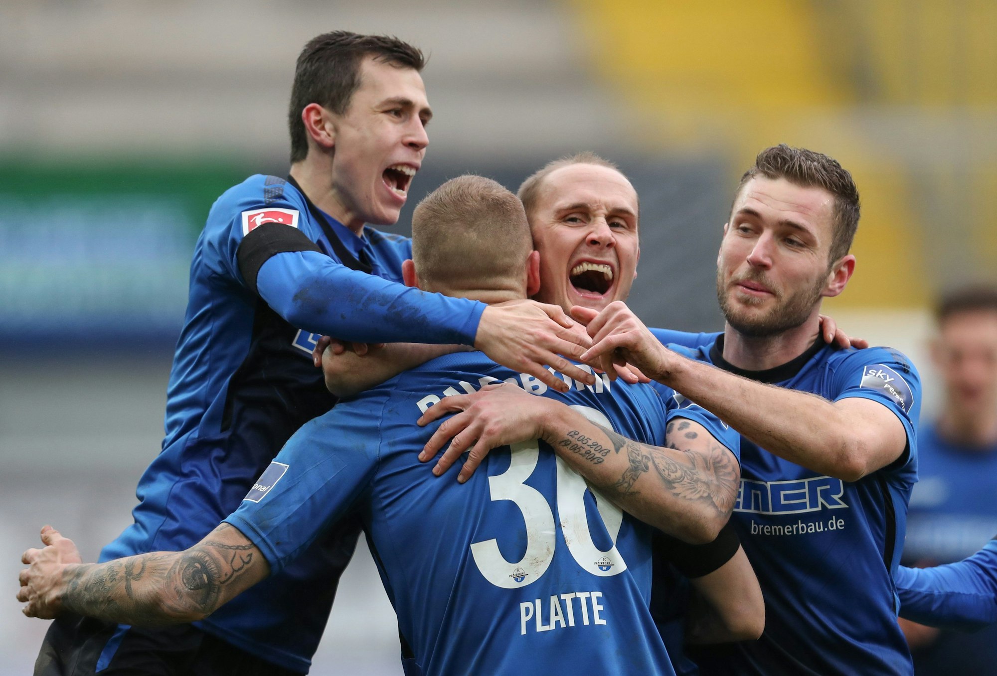 Torschütze Felix Platte (M) feiert seinen Treffer zum 3:1 mit Ron Schallenberg (l-r), Sven Michel und Dennis Srbeny.