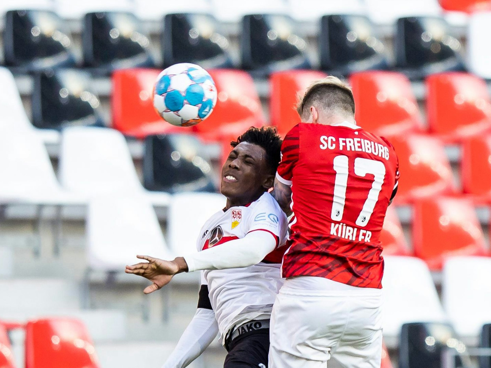 Stuttgarts Alexis Tibidi (l) in Aktion gegen Freiburgs Lukas Kübler (r).