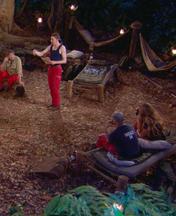 Kaum sind die elf Kandidaten im Dschungelcamp angekommen, kommt es zum Zoff. Bei der Frage nach der Beuteverteilung knallt es bei zwei Kandidaten besonders.