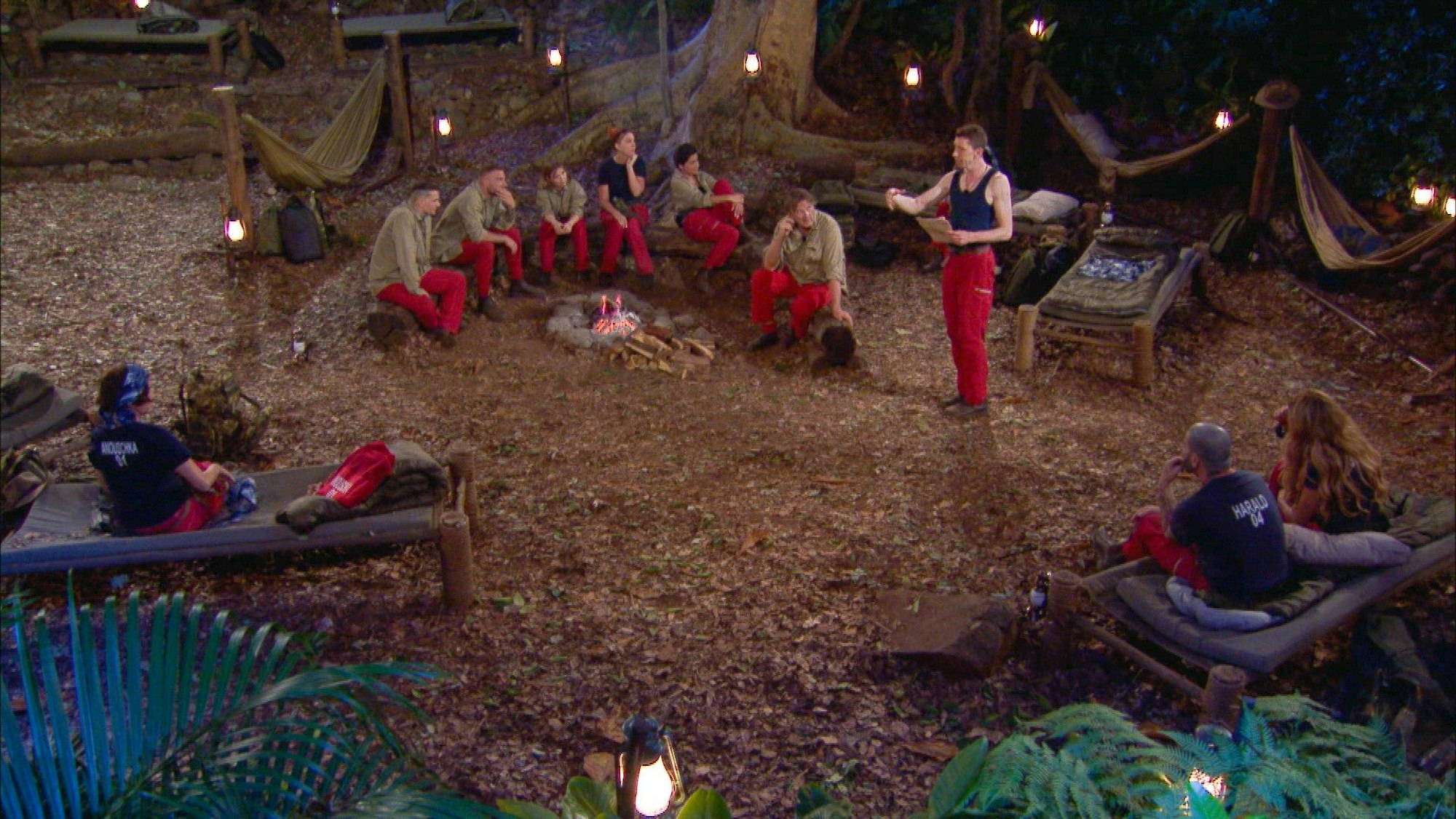 Kaum sind die elf Kandidaten im Dschungelcamp angekommen, kommt es zum Zoff. Bei der Frage nach der Beuteverteilung knallt es bei zwei Kandidaten besonders.