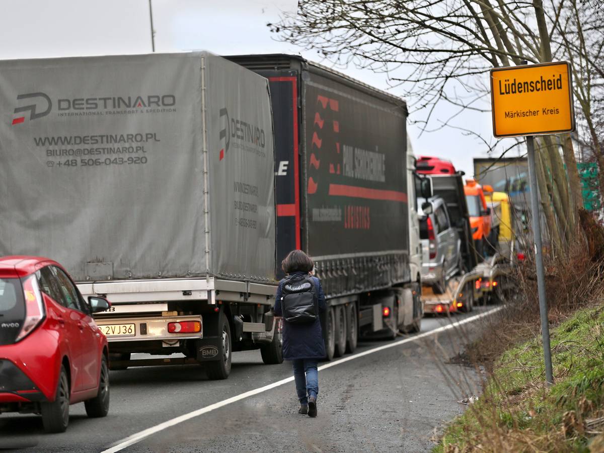 LKW stauen sich auf der Lennestraße in Lüdenscheid.