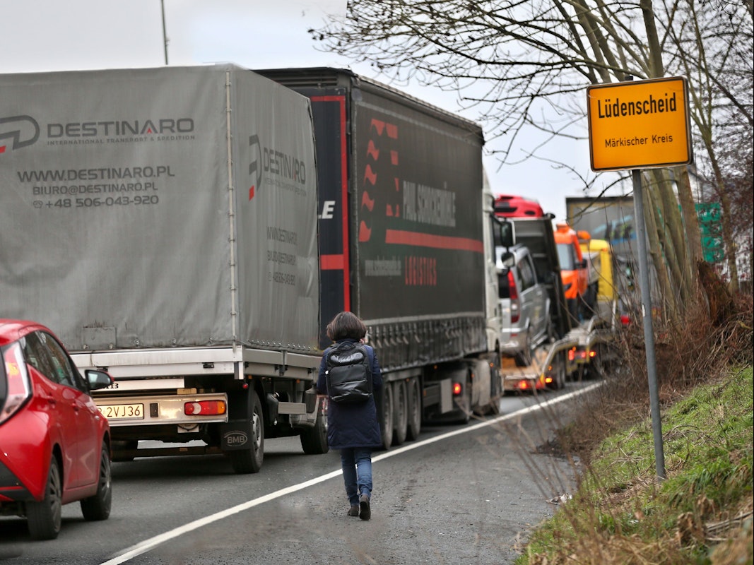 LKW stauen sich auf der Lennestraße in Lüdenscheid.