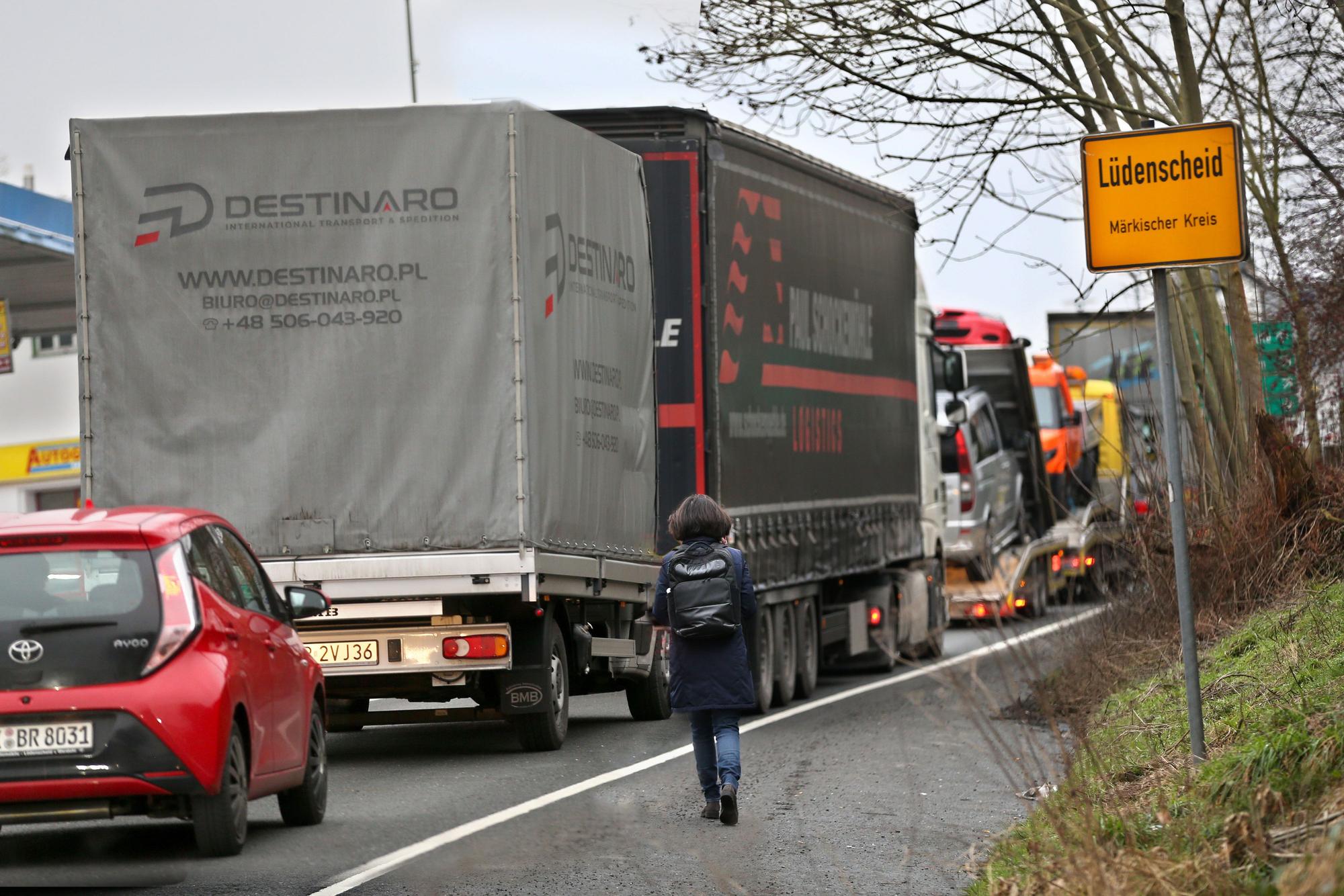 LKW stauen sich auf der Lennestraße in Lüdenscheid.