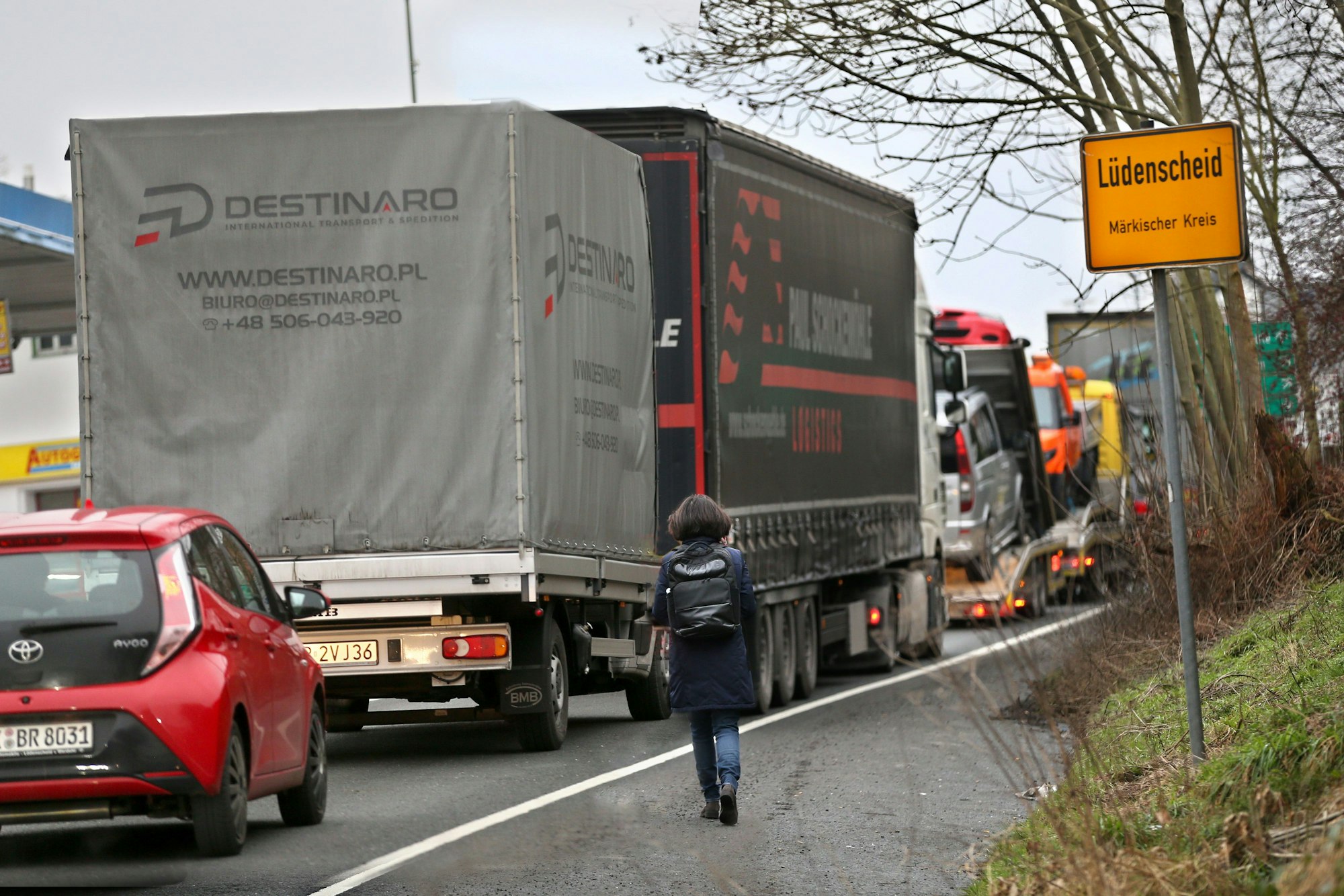LKW stauen sich auf der Lennestraße in Lüdenscheid.