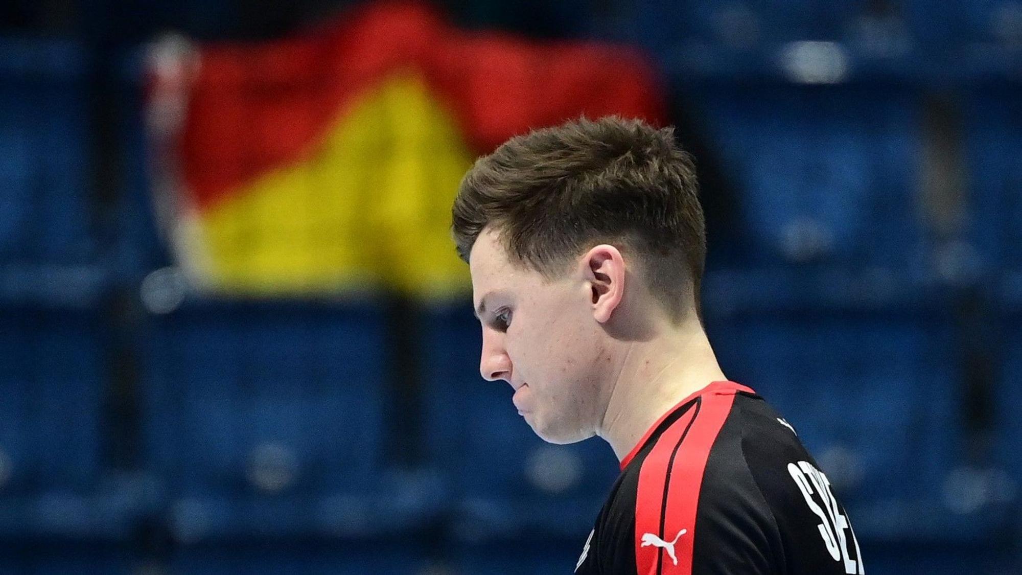 Christoph Steinert geht mit gesenktem Kopf bei der Handball-EM vom Feld.