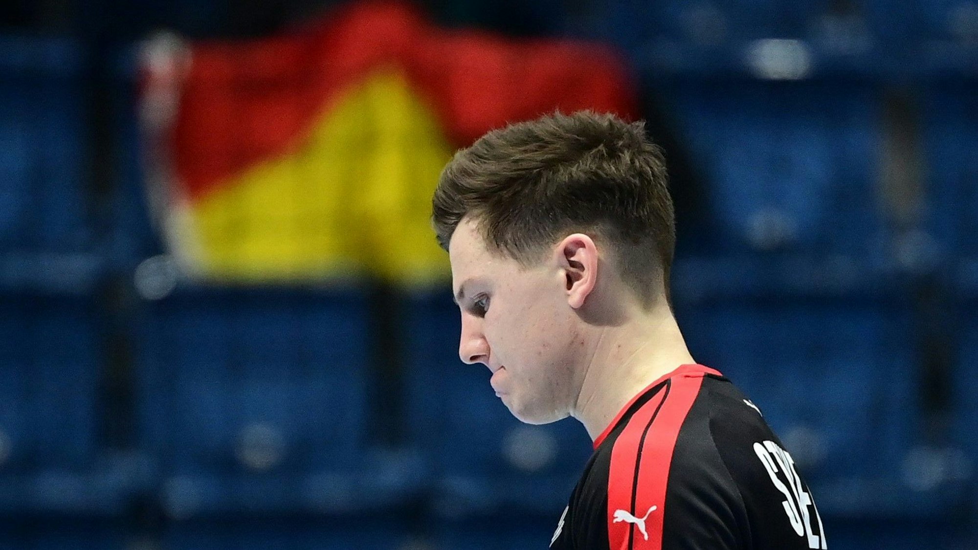 Christoph Steinert geht mit gesenktem Kopf bei der Handball-EM vom Feld.
