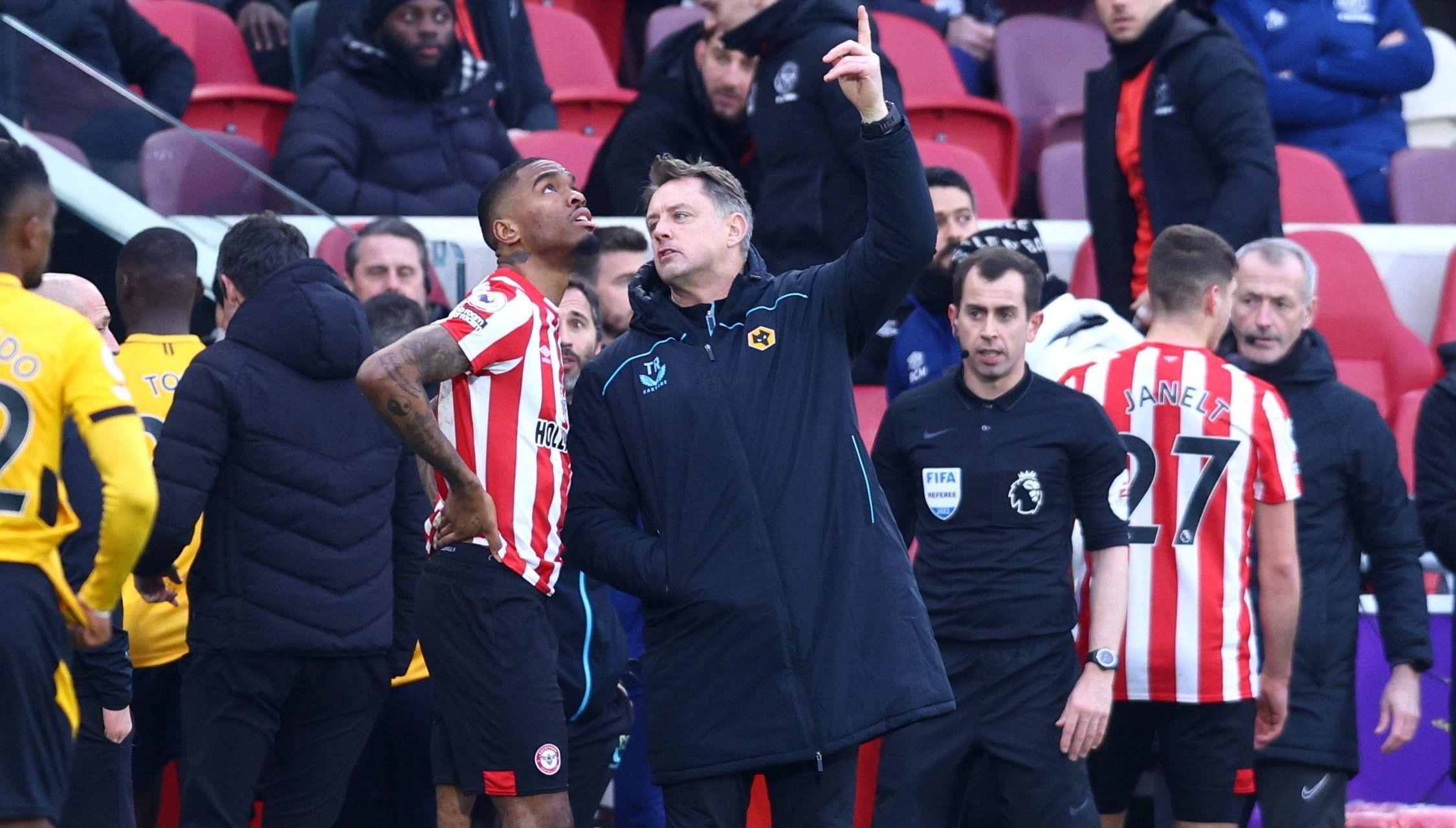 Spieler blicken im Spiel zwischen Brentford und Wolverhampton wegen einer Drohne Richtung Himmel.
