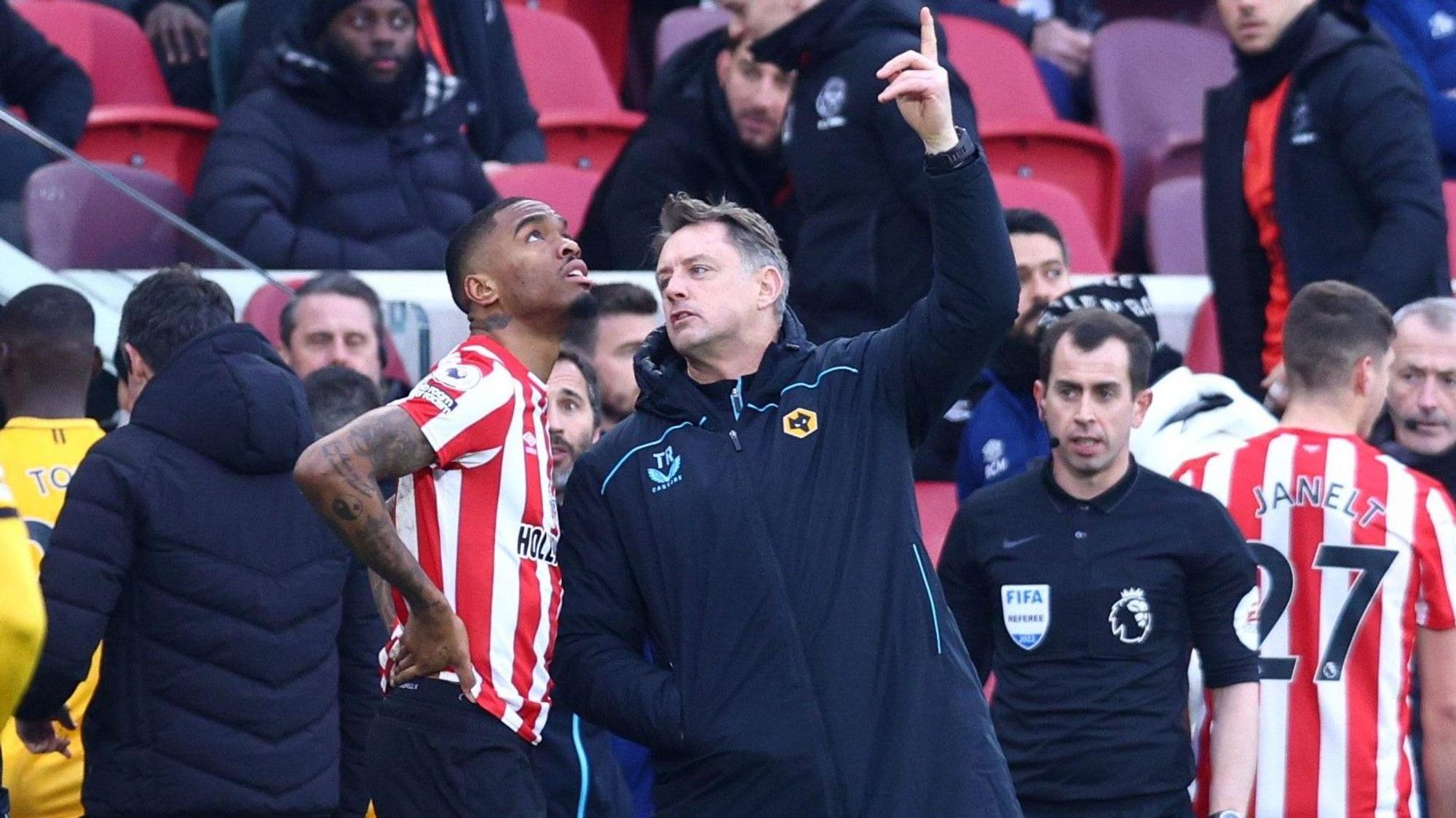 Spieler blicken im Spiel zwischen Brentford und Wolverhampton wegen einer Drohne Richtung Himmel.