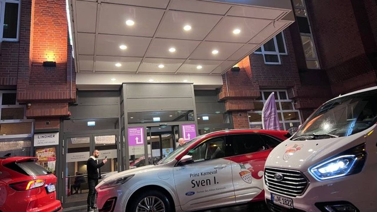 Autos des Kölner Dreigestirns vorm Lindner-Hotel