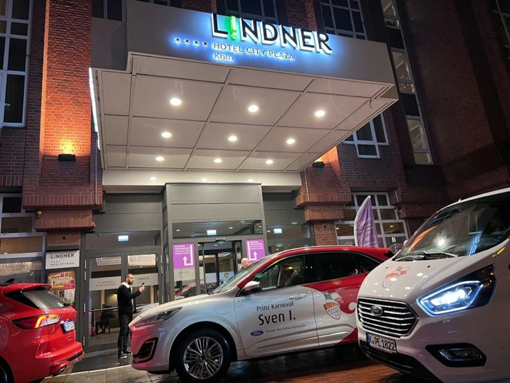 Autos des Kölner Dreigestirns vorm Lindner-Hotel