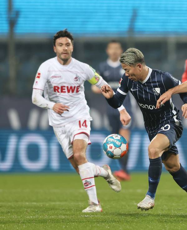Salih Özcan (r.) und Jonas Hector (l.) verfolgen Takuma Asano.