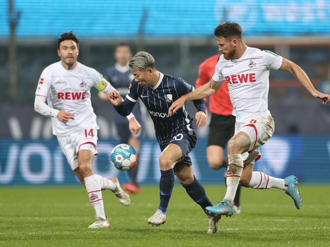 Salih Özcan (r.) und Jonas Hector (l.) verfolgen Takuma Asano.