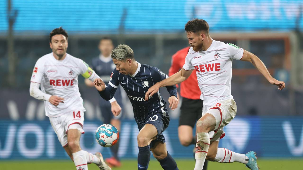Salih Özcan (r.) und Jonas Hector (l.) verfolgen Takuma Asano.