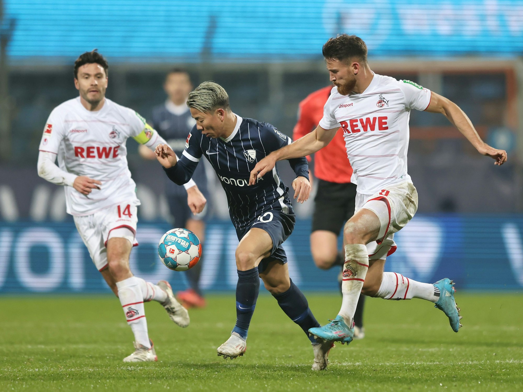 Salih Özcan (r.) und Jonas Hector (l.) verfolgen Takuma Asano.