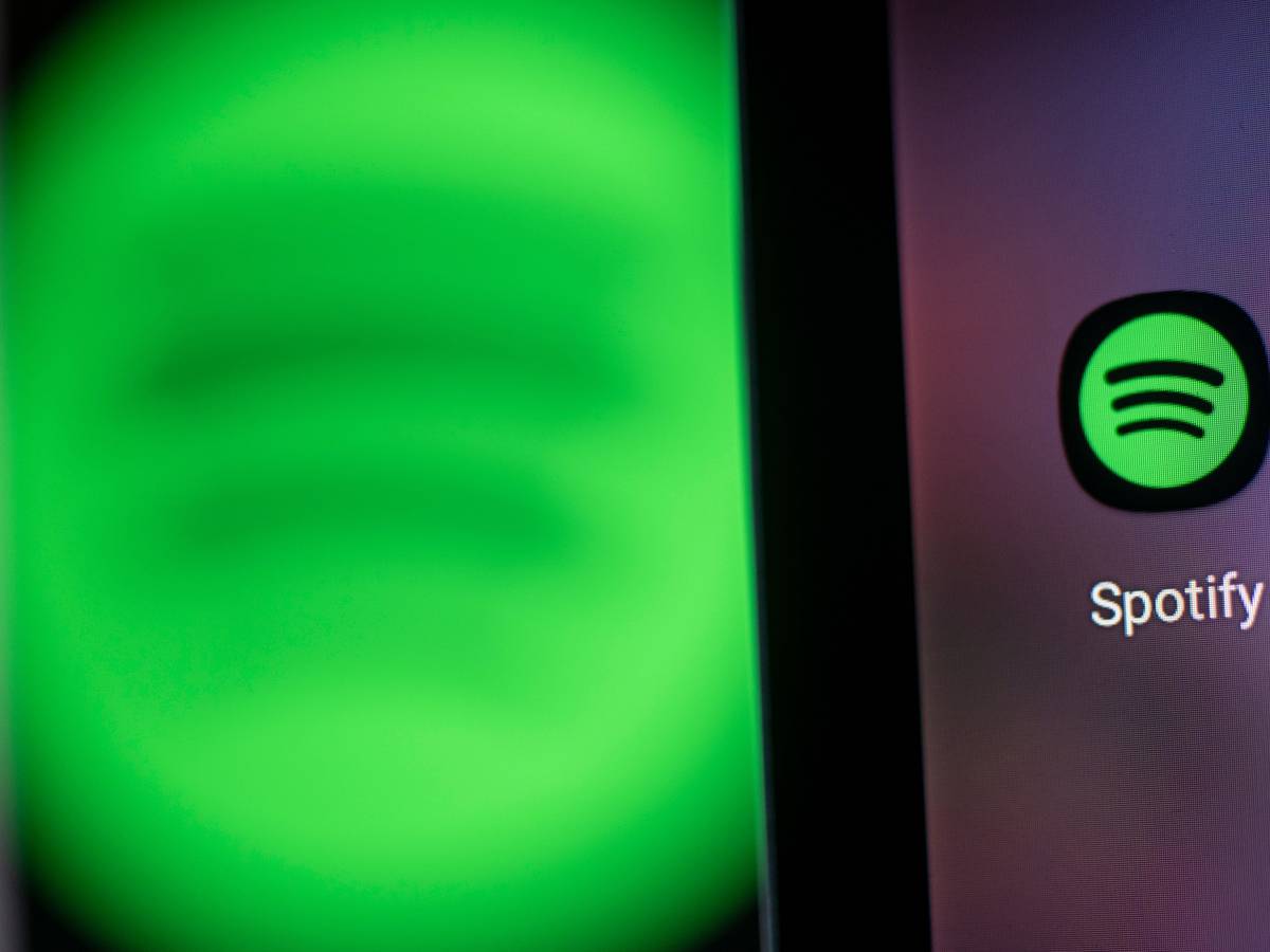Das Spotify-Logo auf einem Handy-Bildschirm.