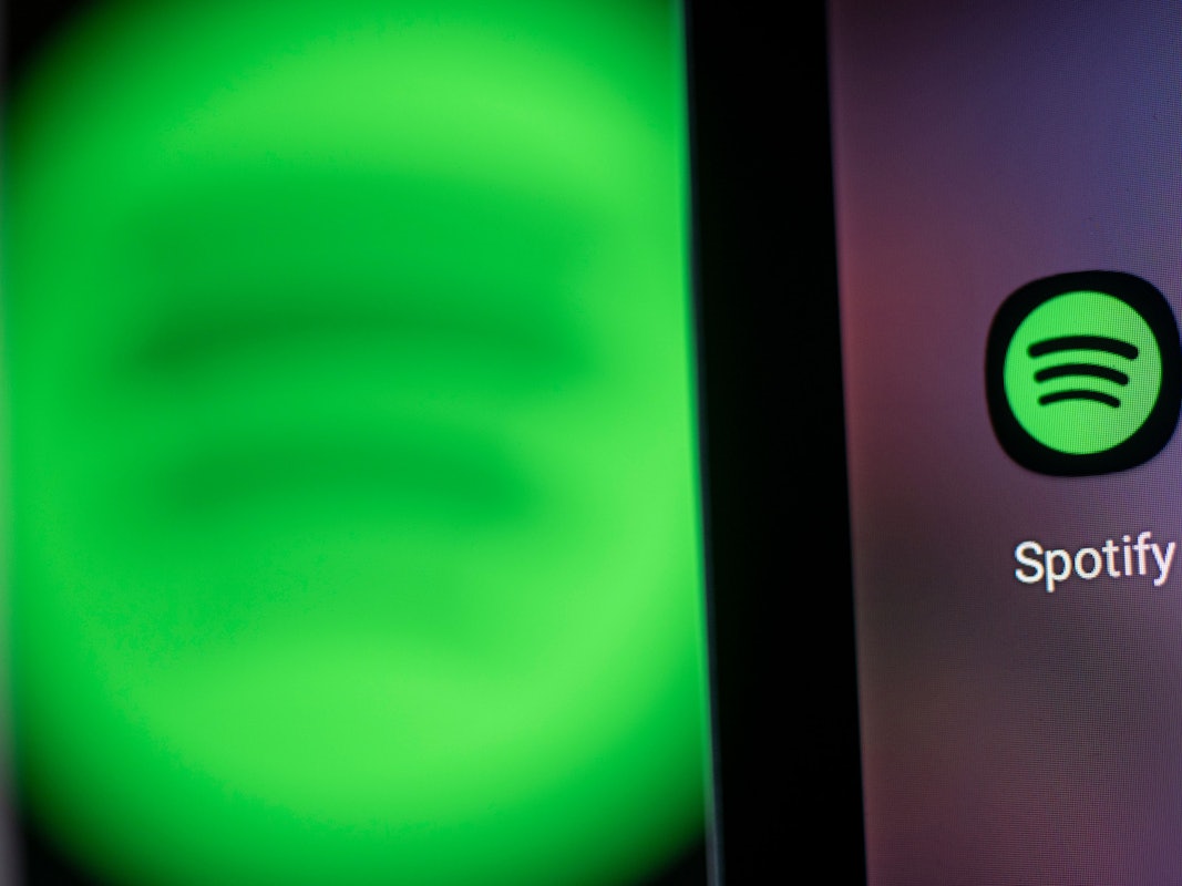 Das Spotify-Logo auf einem Handy-Bildschirm.