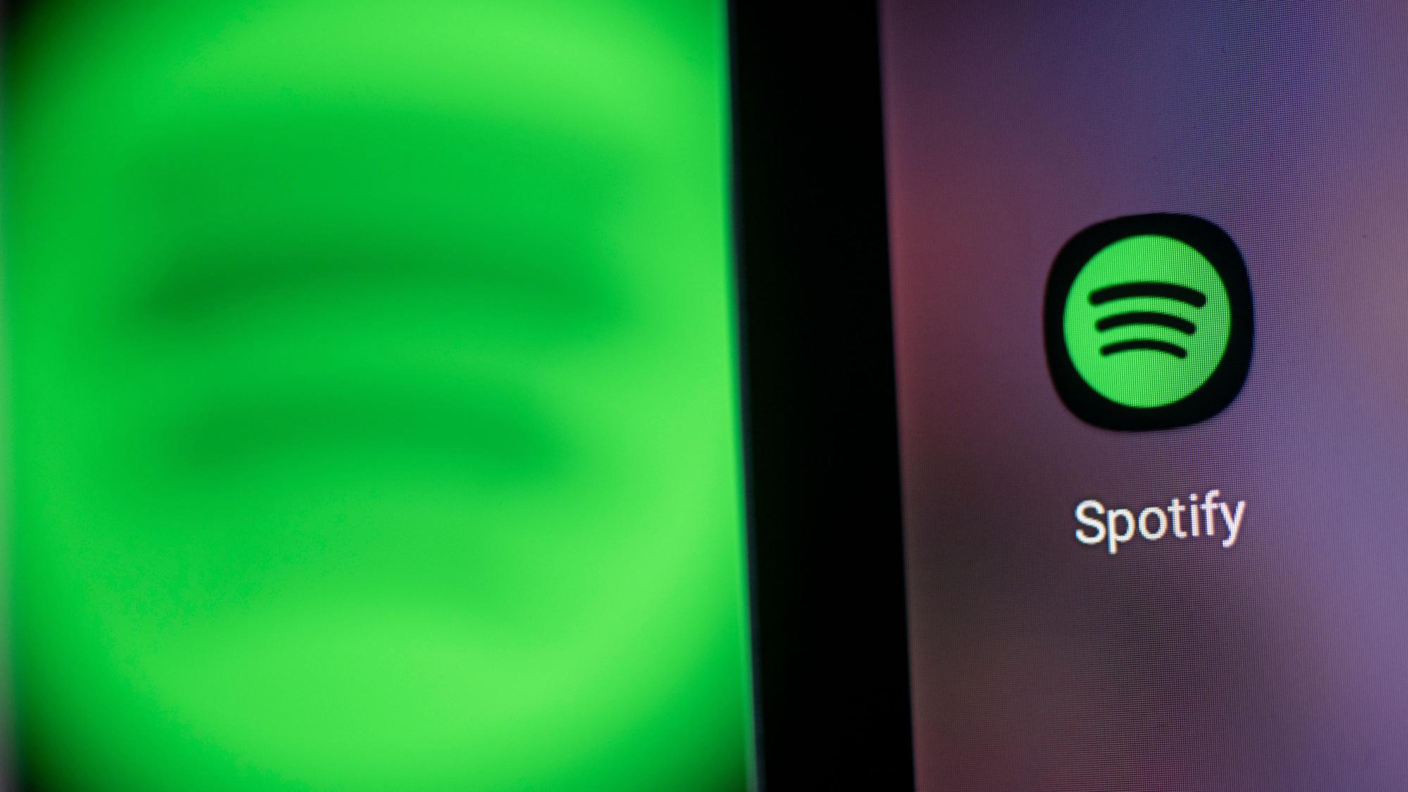 Das Spotify-Logo auf einem Handy-Bildschirm.