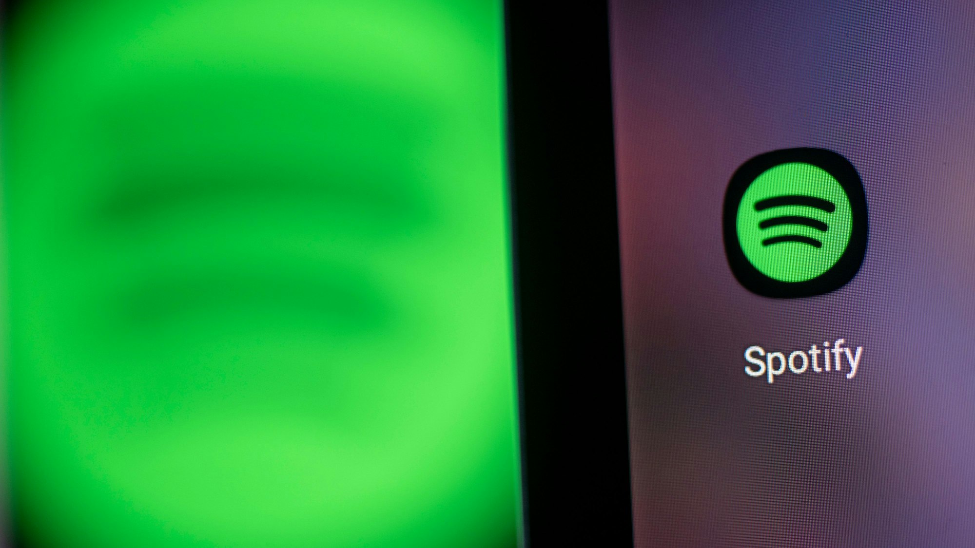 Das Spotify-Logo auf einem Handy-Bildschirm.