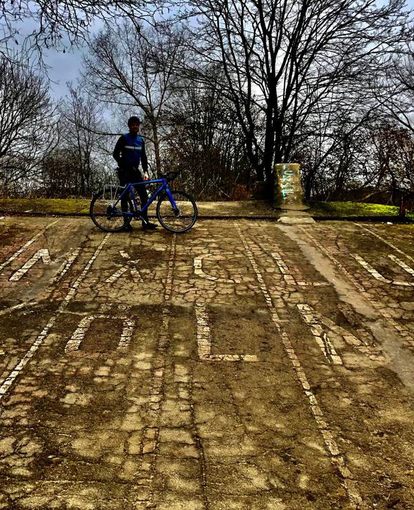 Lost Places in Köln: Die Startrampe der BMX-Bahn in Köln-Vogelsang mit der Aufschrift 1. BMX Club Köln. Das Foto entstand am 19. Januar 2022. In den 1980er-Jahren fanden hier große Rennen mit 300 Teilnehmern statt.