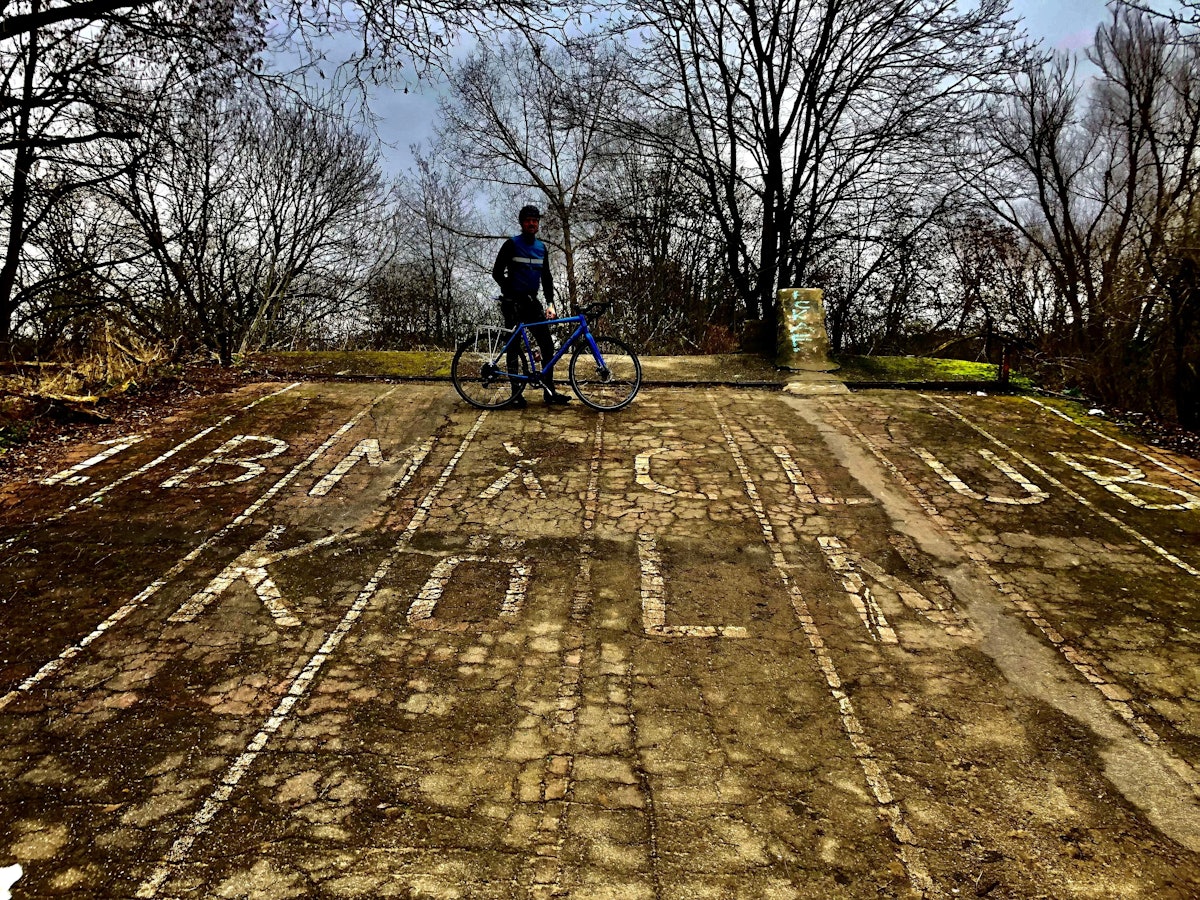 Lost Places in Köln: Die Startrampe der BMX-Bahn in Köln-Vogelsang mit der Aufschrift 1. BMX Club Köln. Das Foto entstand am 19. Januar 2022. In den 1980er-Jahren fanden hier große Rennen mit 300 Teilnehmern statt.