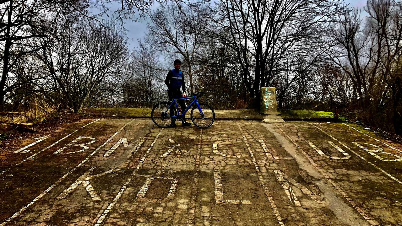 Lost Places in Köln: Die Startrampe der BMX-Bahn in Köln-Vogelsang mit der Aufschrift 1. BMX Club Köln. Das Foto entstand am 19. Januar 2022. In den 1980er-Jahren fanden hier große Rennen mit 300 Teilnehmern statt.