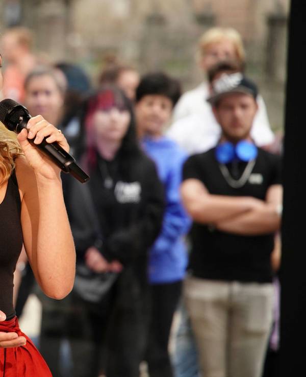 Michelle Stumpf aus Passau ist gerade 18 Jahre alt und begeisterte die Jury in der ersten Folge von DSDS mit ihrer Stimme: Ist sie vielleicht die neue Helene Fischer? Florian Silbereisen zeigte sich jedenfalls begeistert.