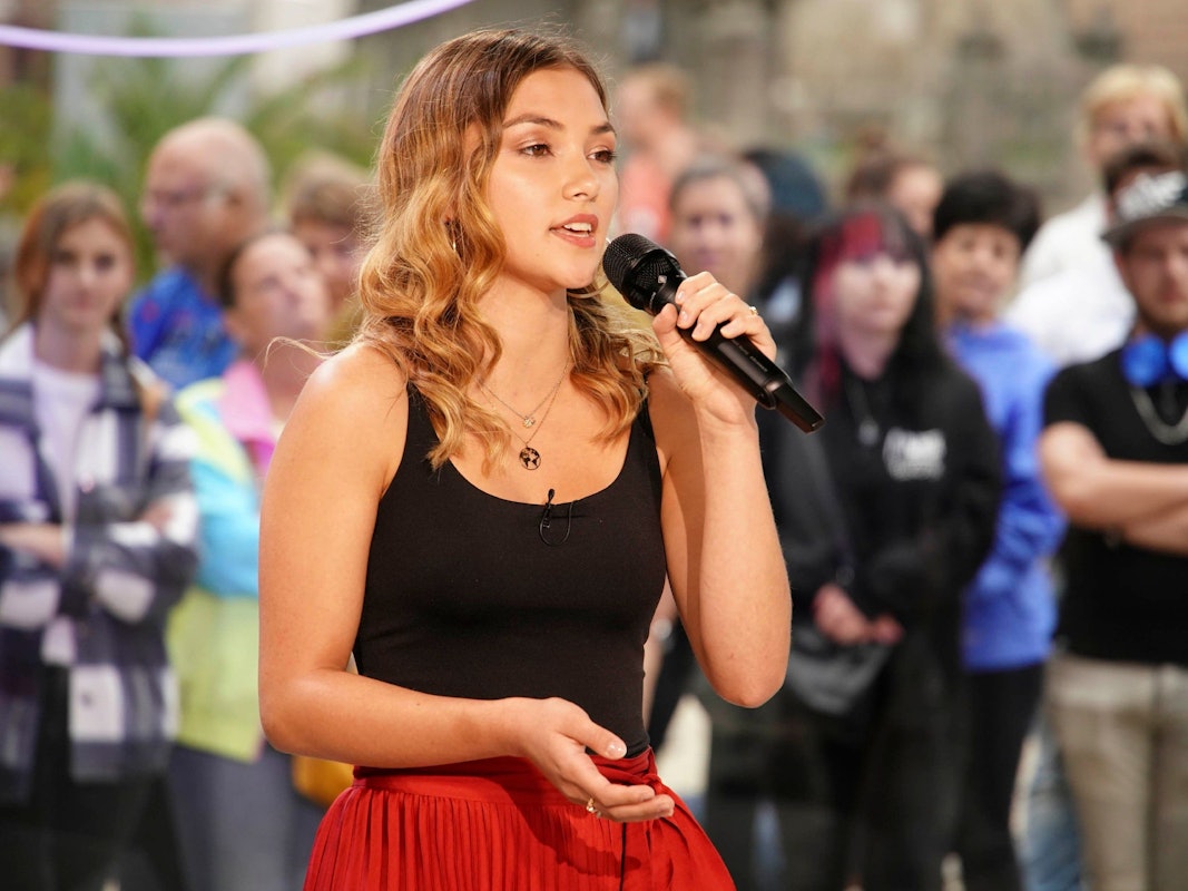Michelle Stumpf aus Passau ist gerade 18 Jahre alt und begeisterte die Jury in der ersten Folge von DSDS mit ihrer Stimme: Ist sie vielleicht die neue Helene Fischer? Florian Silbereisen zeigte sich jedenfalls begeistert.