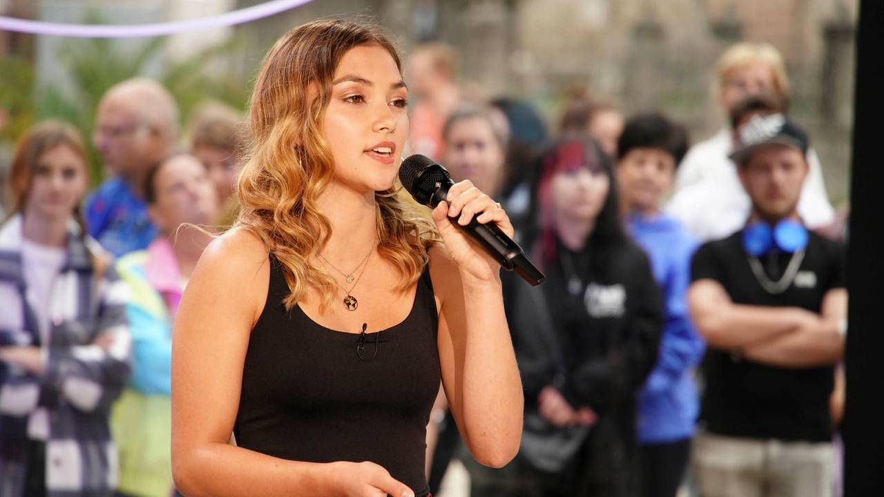 Michelle Stumpf aus Passau ist gerade 18 Jahre alt und begeisterte die Jury in der ersten Folge von DSDS mit ihrer Stimme: Ist sie vielleicht die neue Helene Fischer? Florian Silbereisen zeigte sich jedenfalls begeistert.