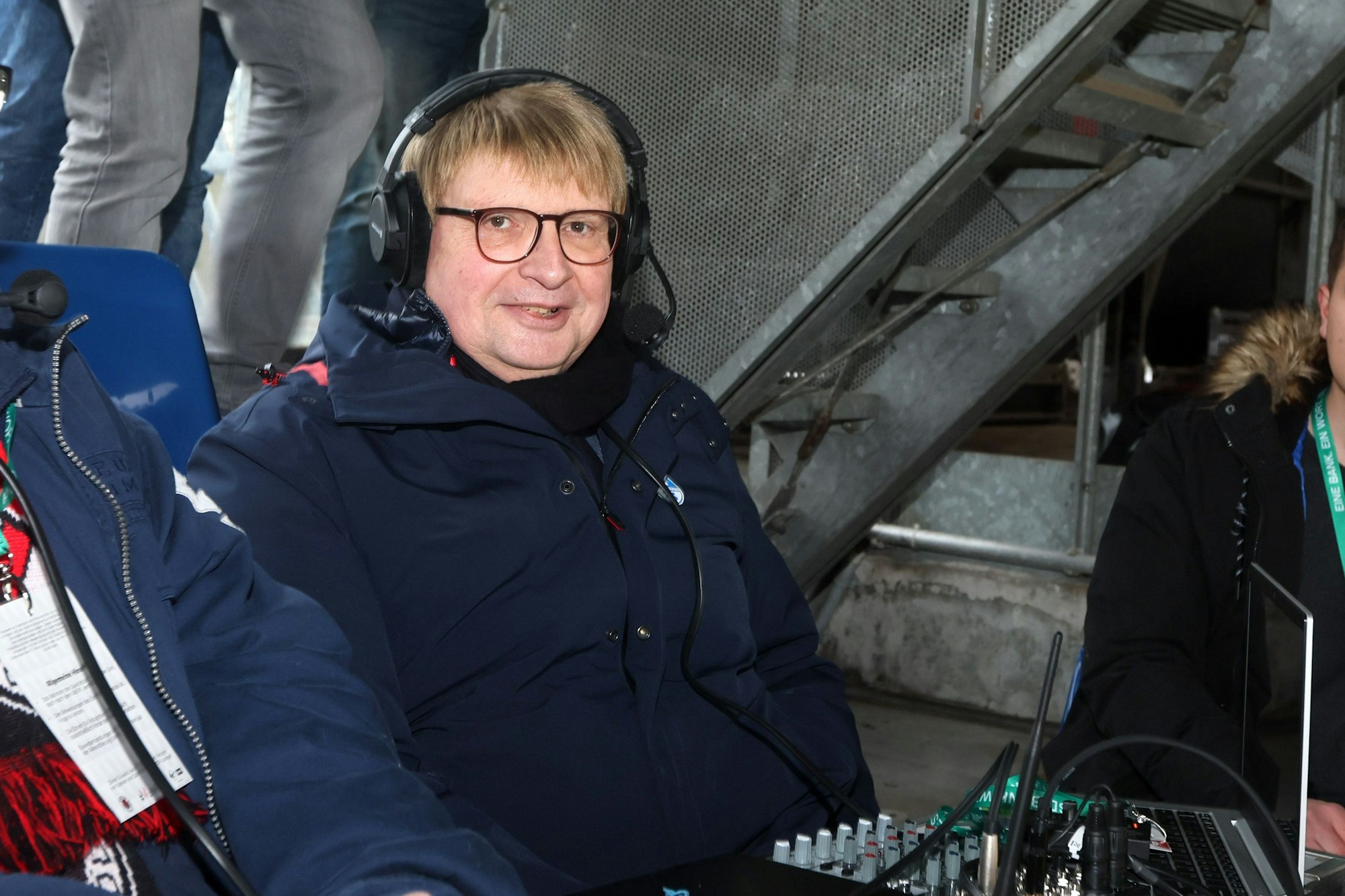 Tom Bayer als Kommentator am Mikrofon fürs Viktoria Radio.